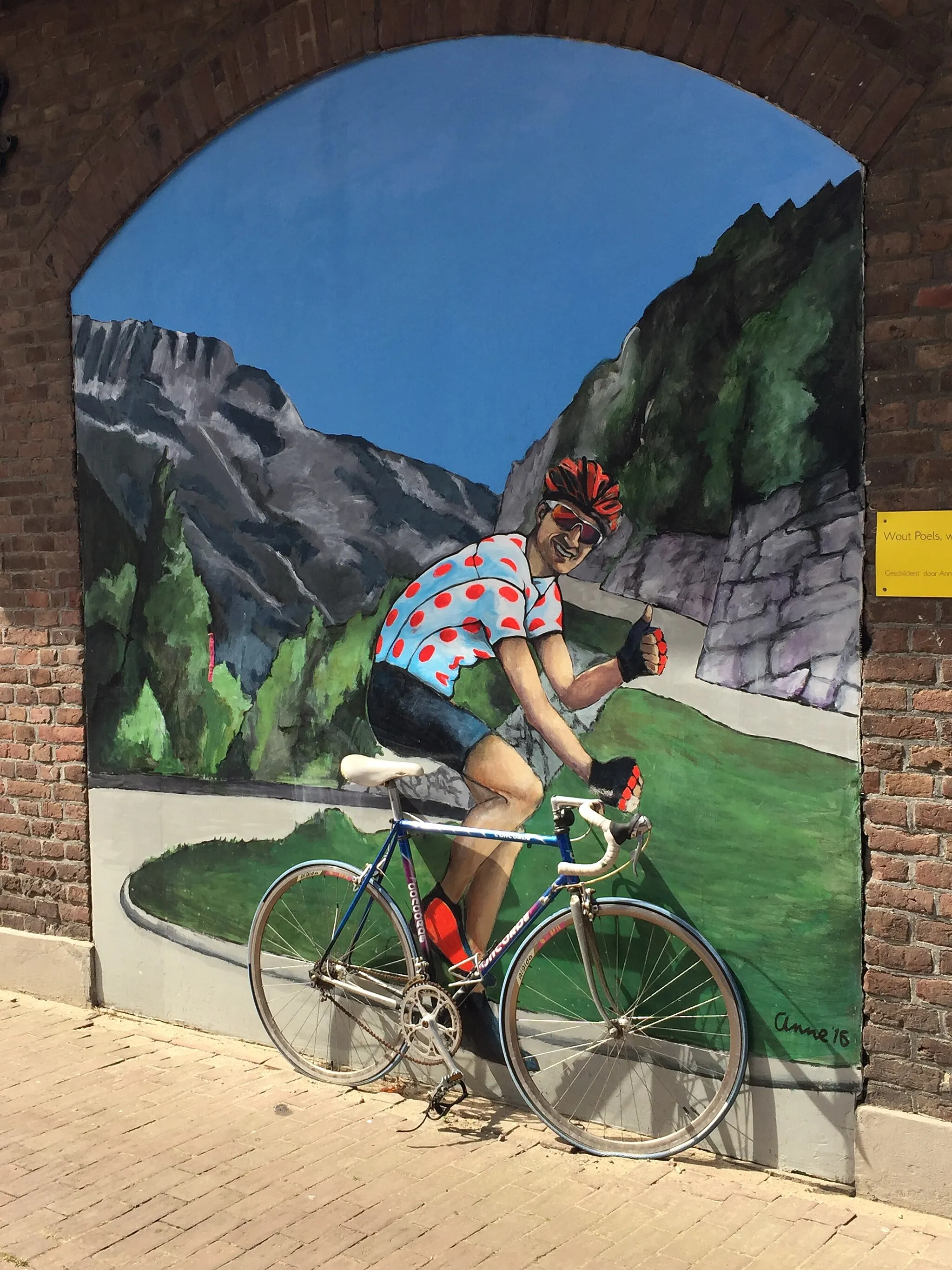 Photo showing: Wall painting of Wout Poels (with real bike) on a wall in the Dutch village Bitterswijck. Painting etc by Anne Haeyen.