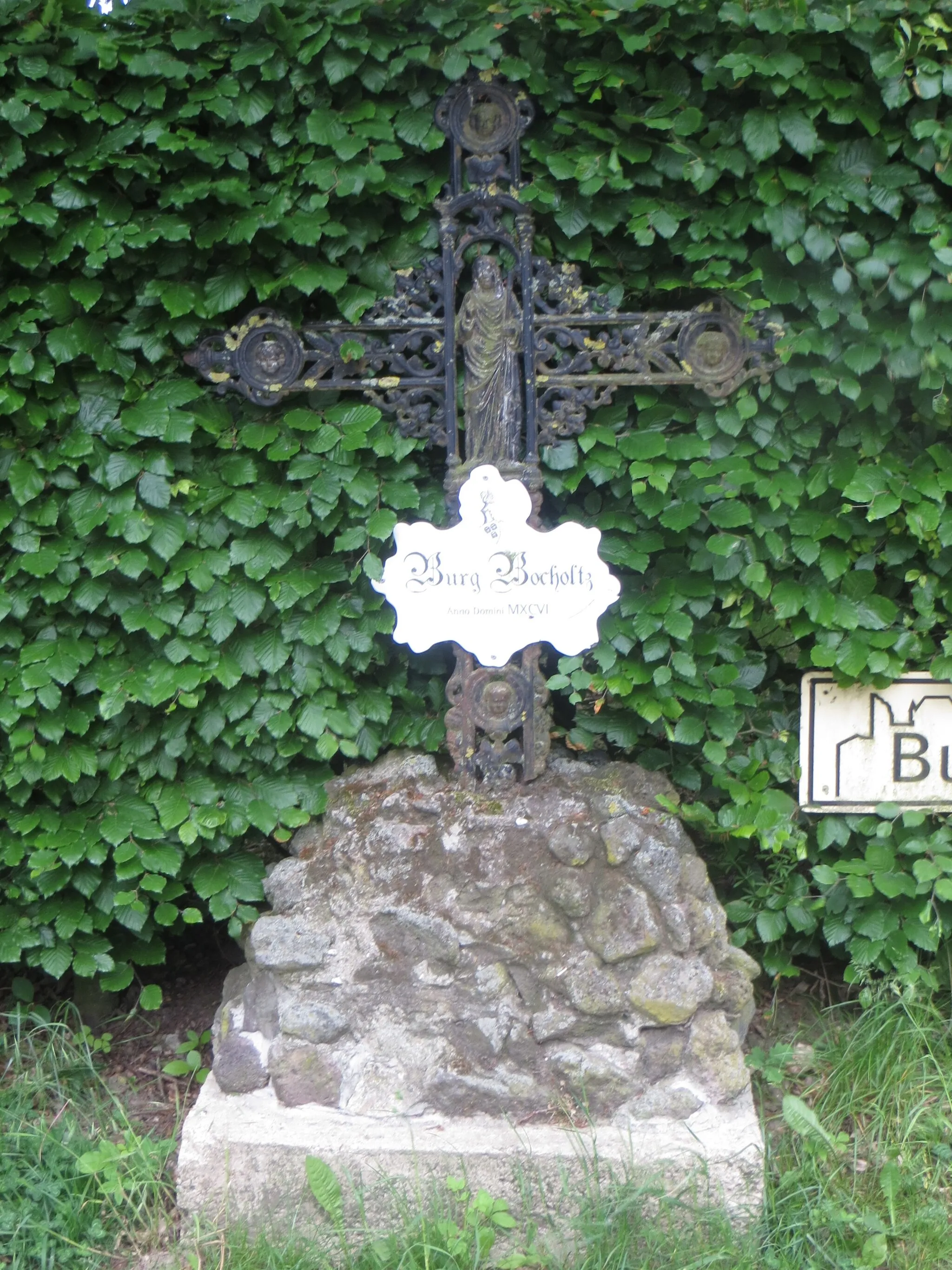 Photo showing: iron cross; inscription  "Burg Bocholtz Anno Domino MXCVI"