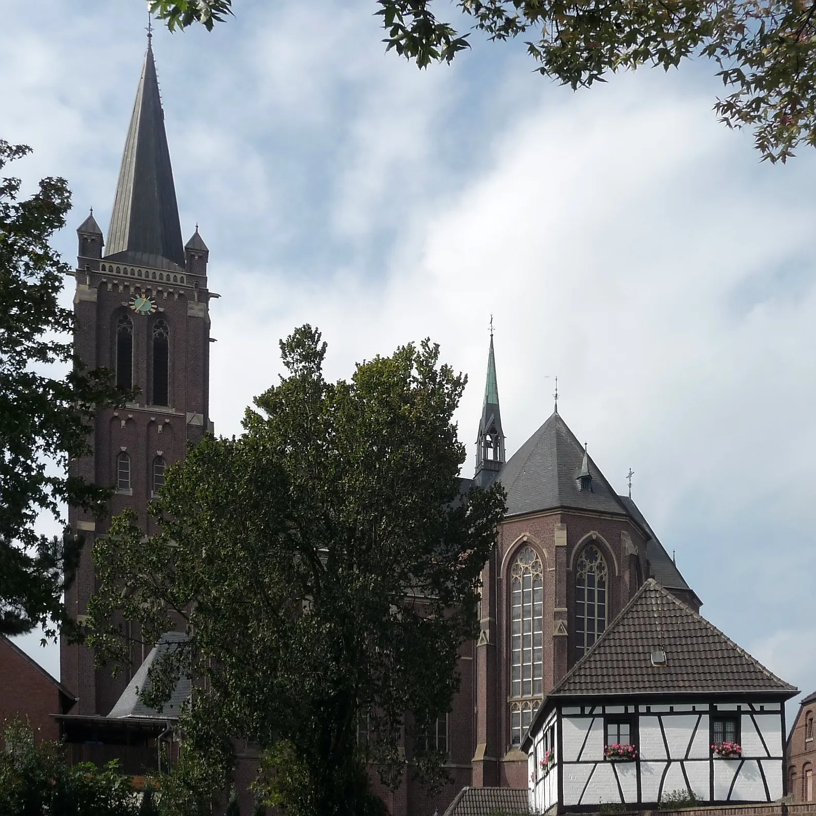 Photo showing: Vorst, Pfarrkirche St. Godehard, Markt 1