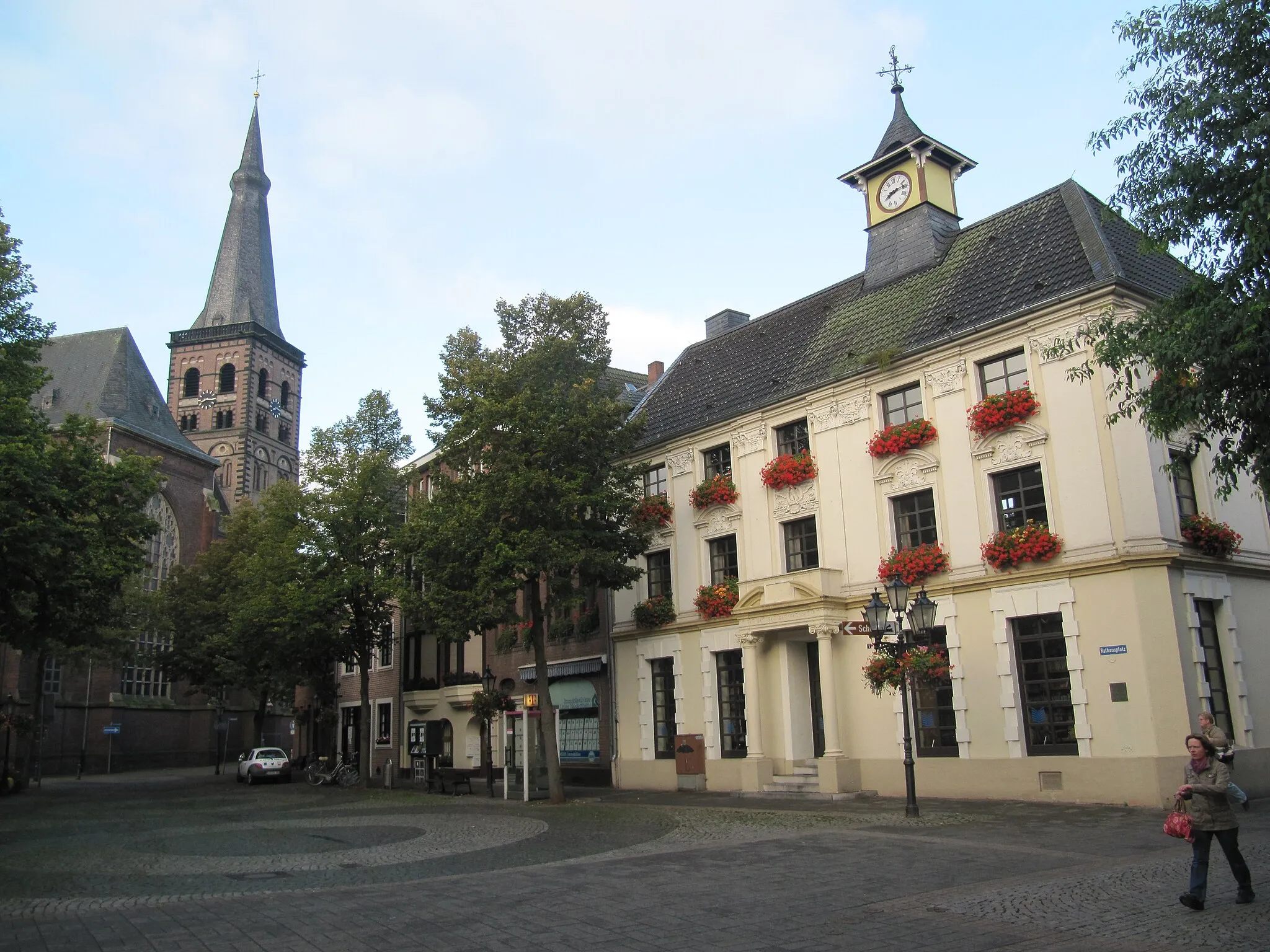 Photo showing: Tönisvorst, district of Viersen, North Rhine-Westphalia, Germany, part Sankt Tönis. Rathausplatz Square.