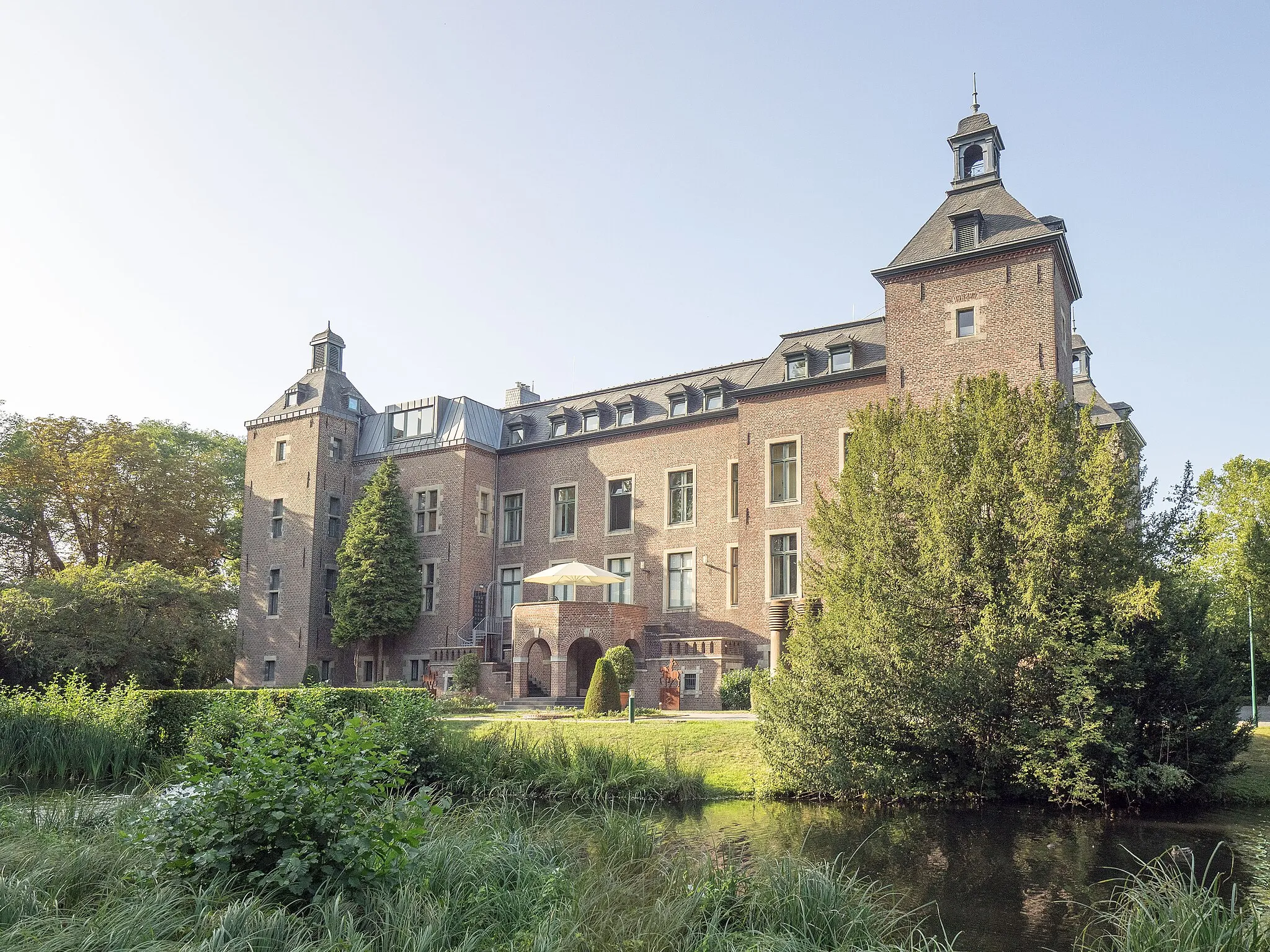 Photo showing: Schloss Neersen mit Teil der Grabenanlage