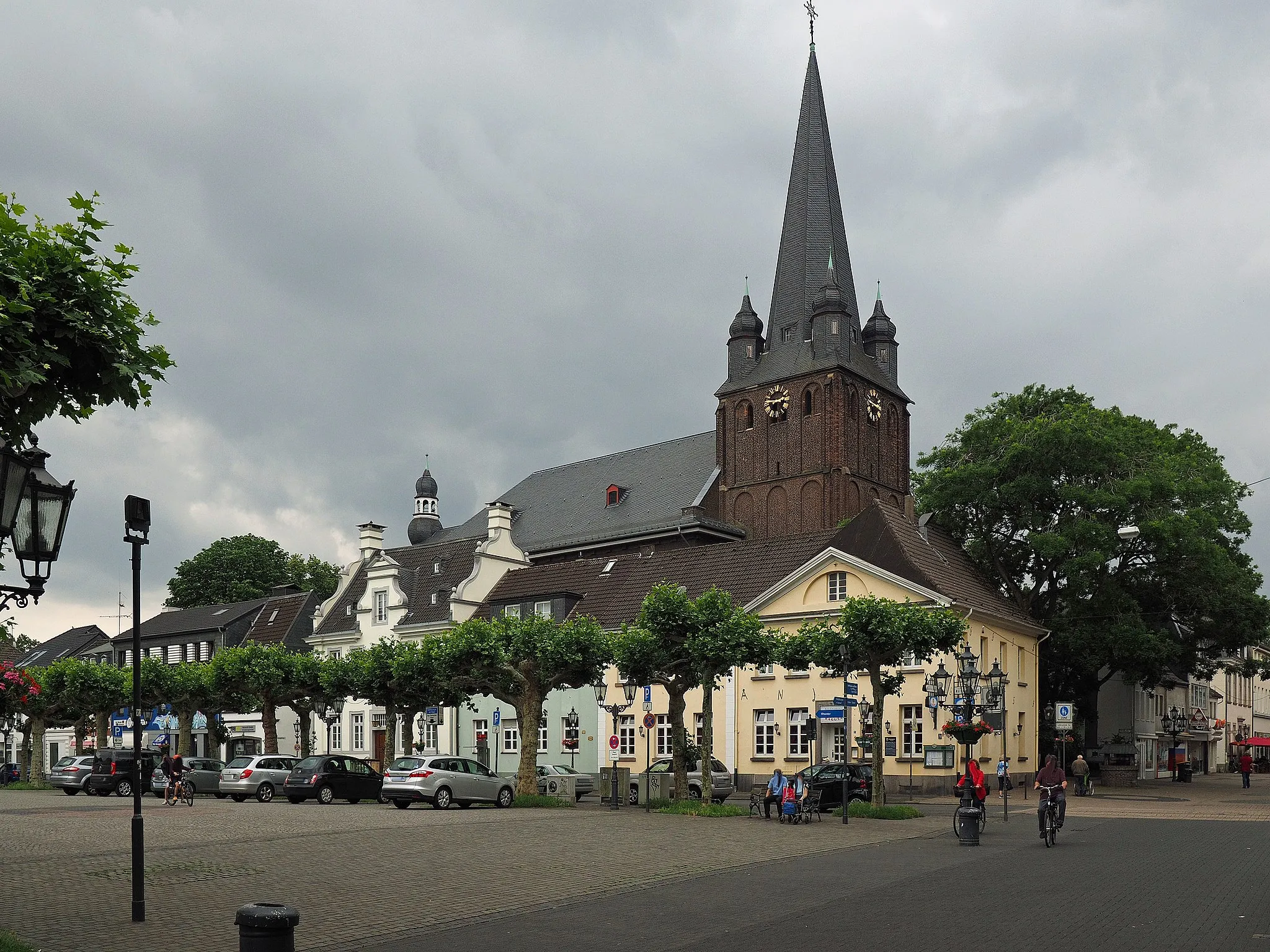 Photo showing: St. Peter (Uerdingen) - Blick vom Marktplatz auf die Kirche