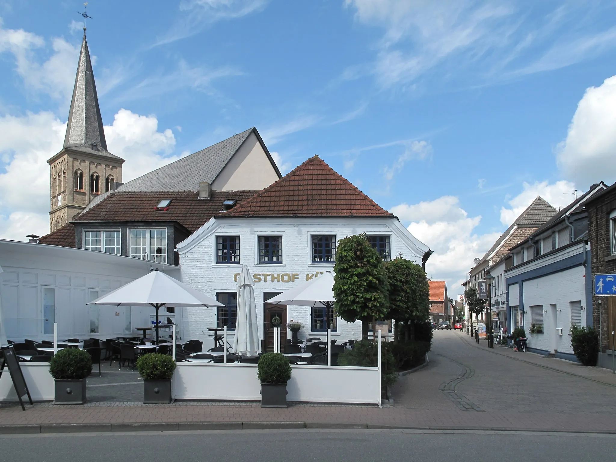 Photo showing: Dingden, church (die Sankt Pancratius Kirche) and Gasthof