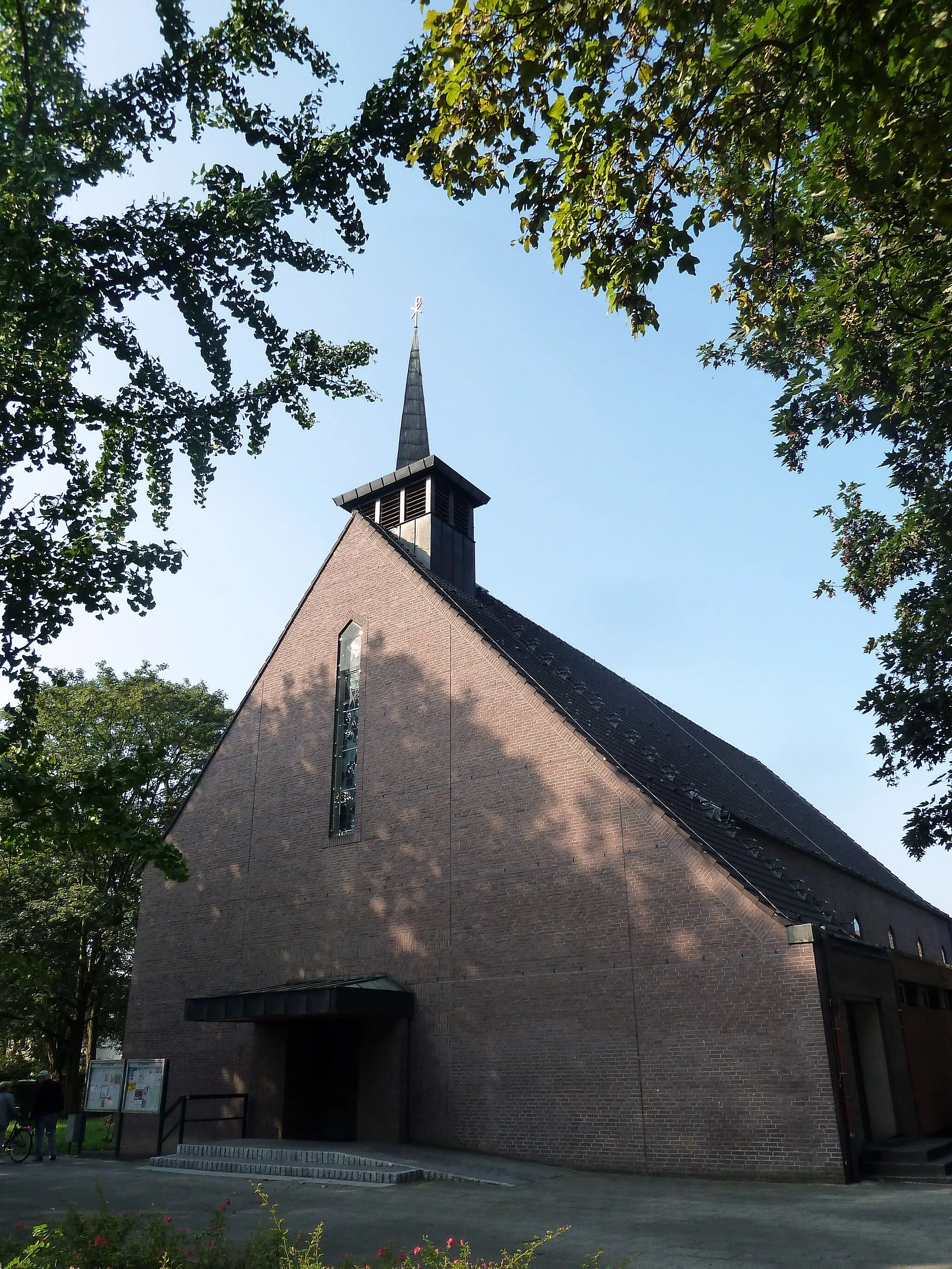 Photo showing: Kath. Kirche Sankt Raphael in Duisburg-Bissingheim