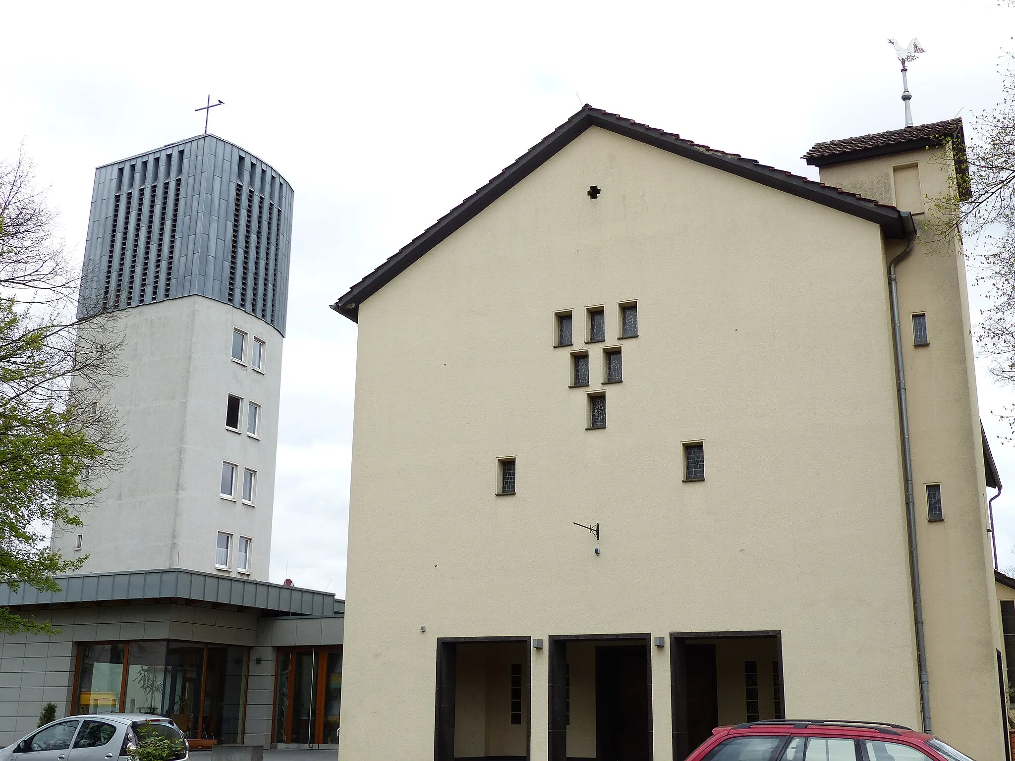 Photo showing: Außenansicht der Auferstehungkirche, DU-Ungelsheim