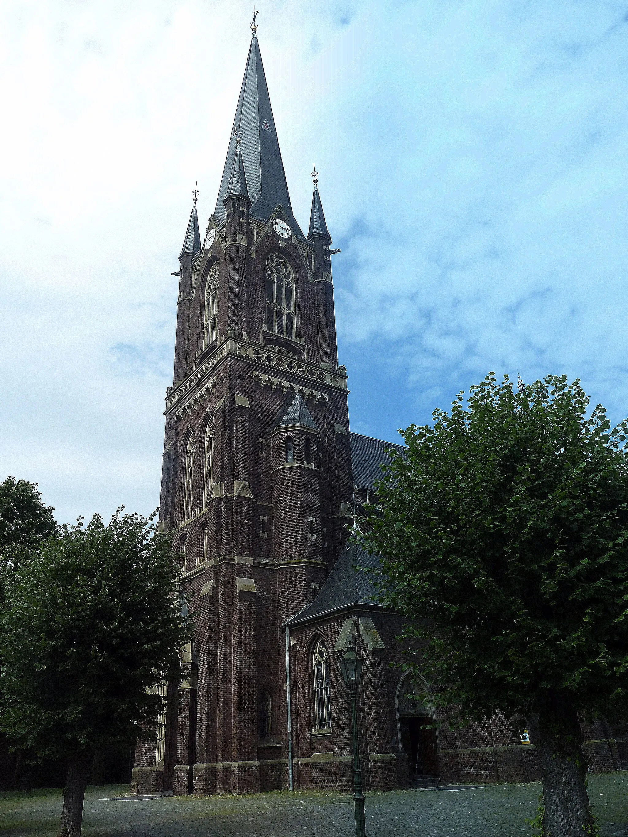 Photo showing: Die Pfarrkirche  St. Peter und Paul in Aldekerk  hat ihren Ursprung im 15. Jahrhundert