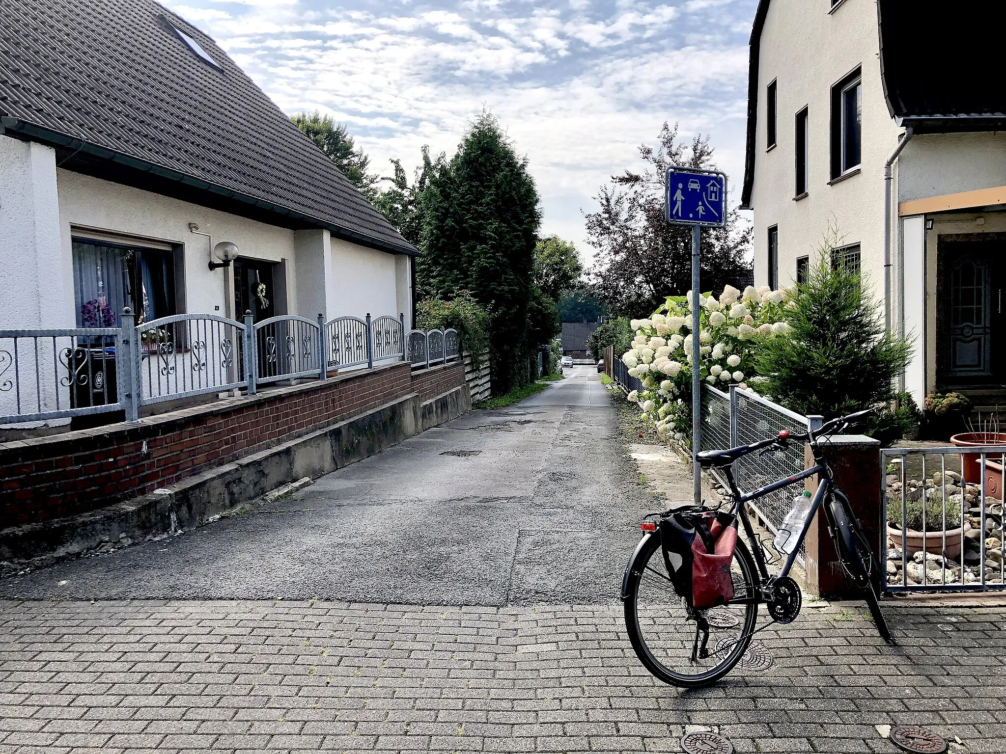 Photo showing: Street "Burbacher Weg" in the village of Burbach (Langenfeld (Rhineland), North Rhine-Westphalia, Germany).