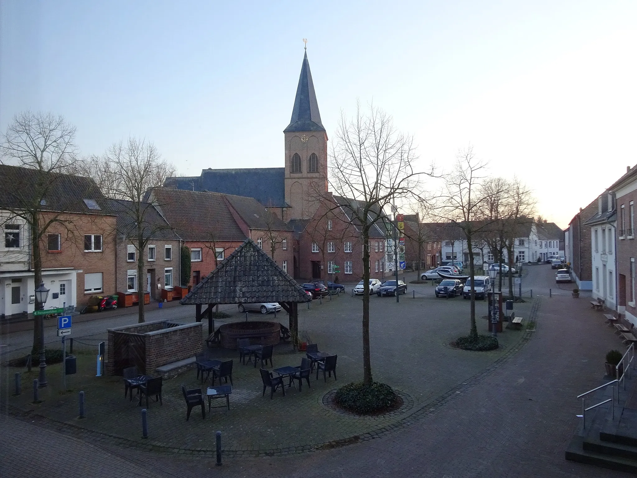 Photo showing: Kalkar-Grieth, Griether Markt met op de achtergrond St. Peter en Pauluskerk