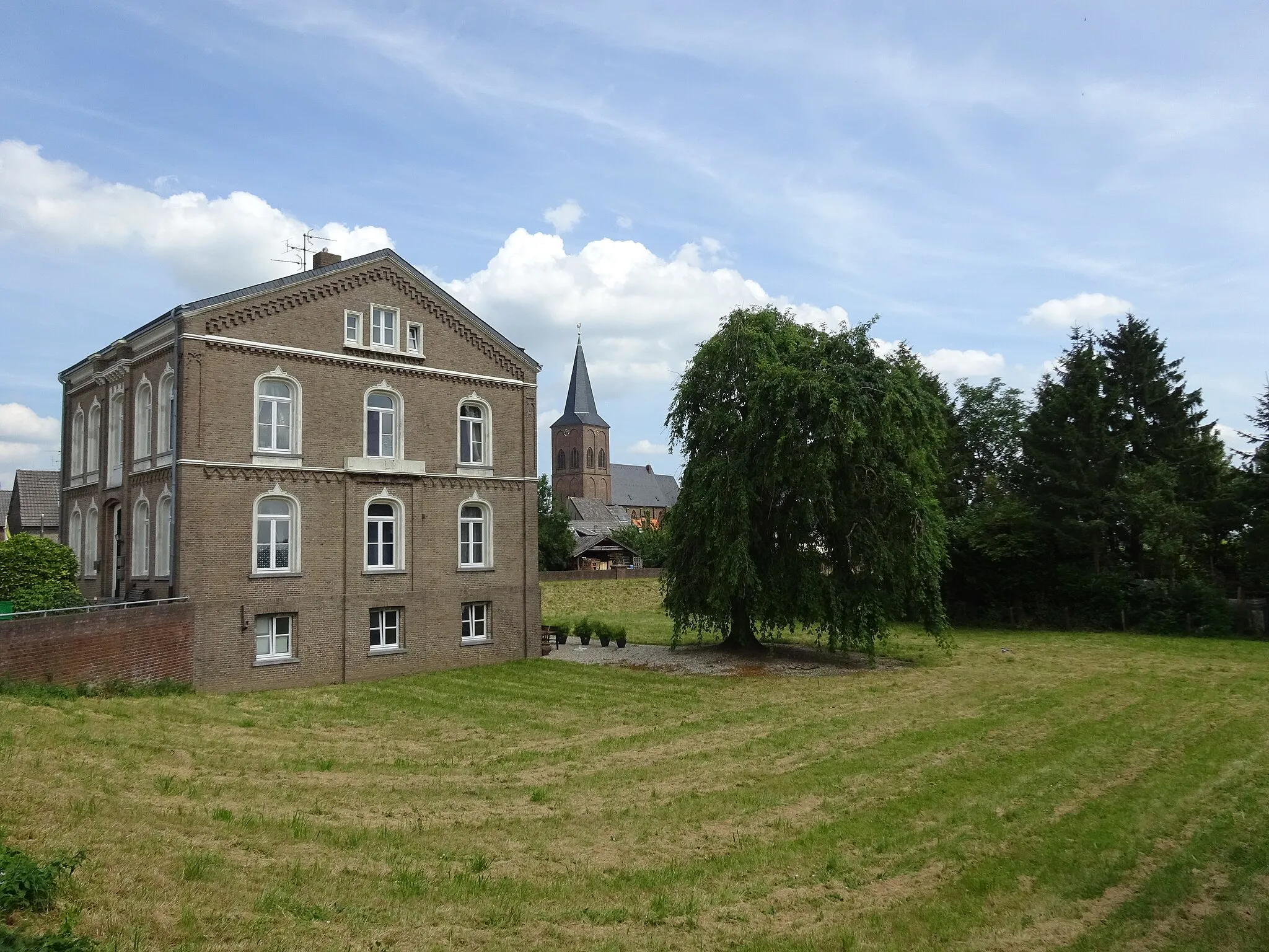 Photo showing: Wohnvilla am Schuldamm 4 in Kalkar-Grieth, erbaut in 1872 vom Eigentümer der Ölmühle. Mittelfurhaus
