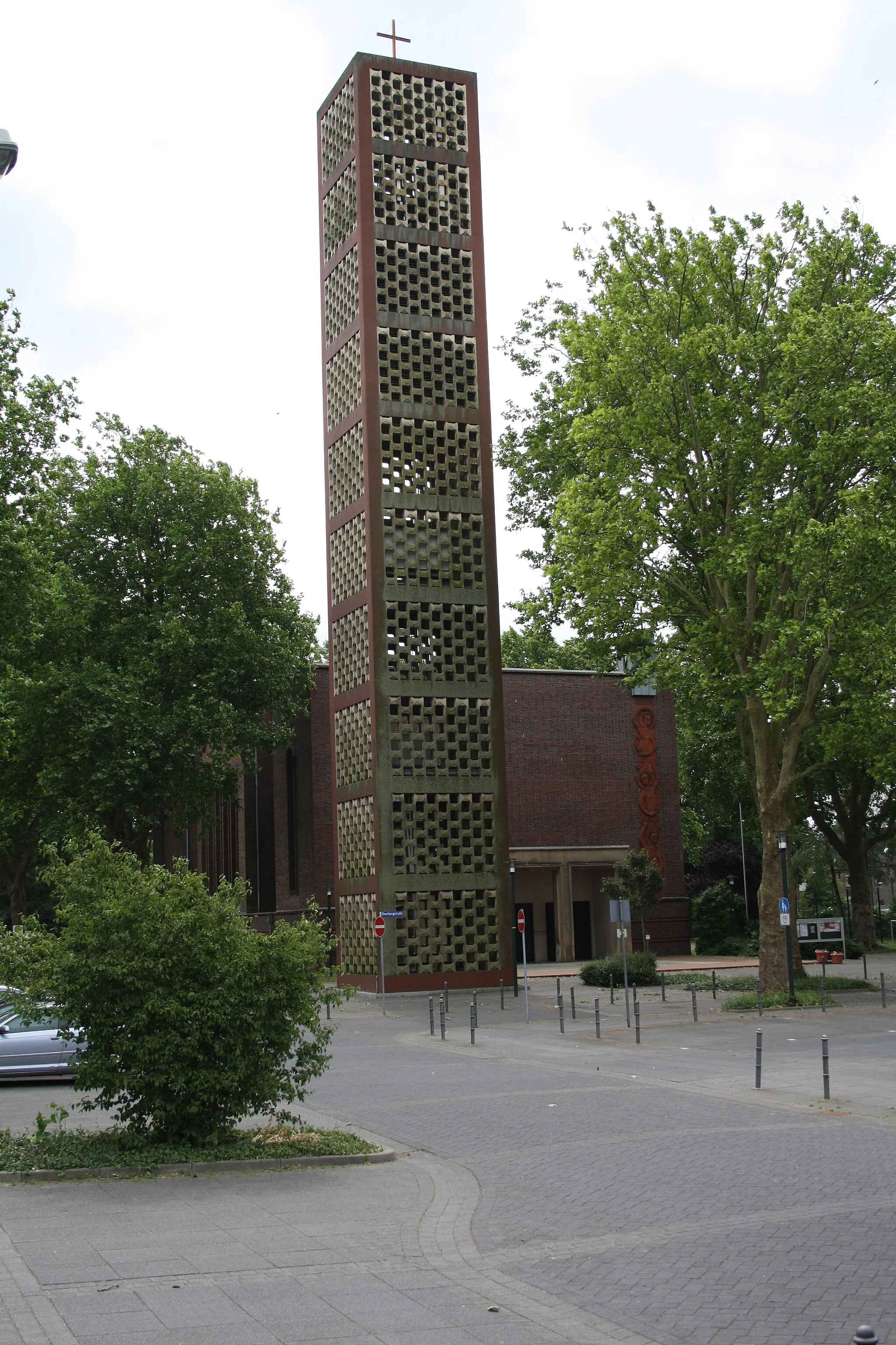 Photo showing: New St. Willibrord's church in Cleves-Kellen, North Rhine-Westphalia, Germany. With bell tower
