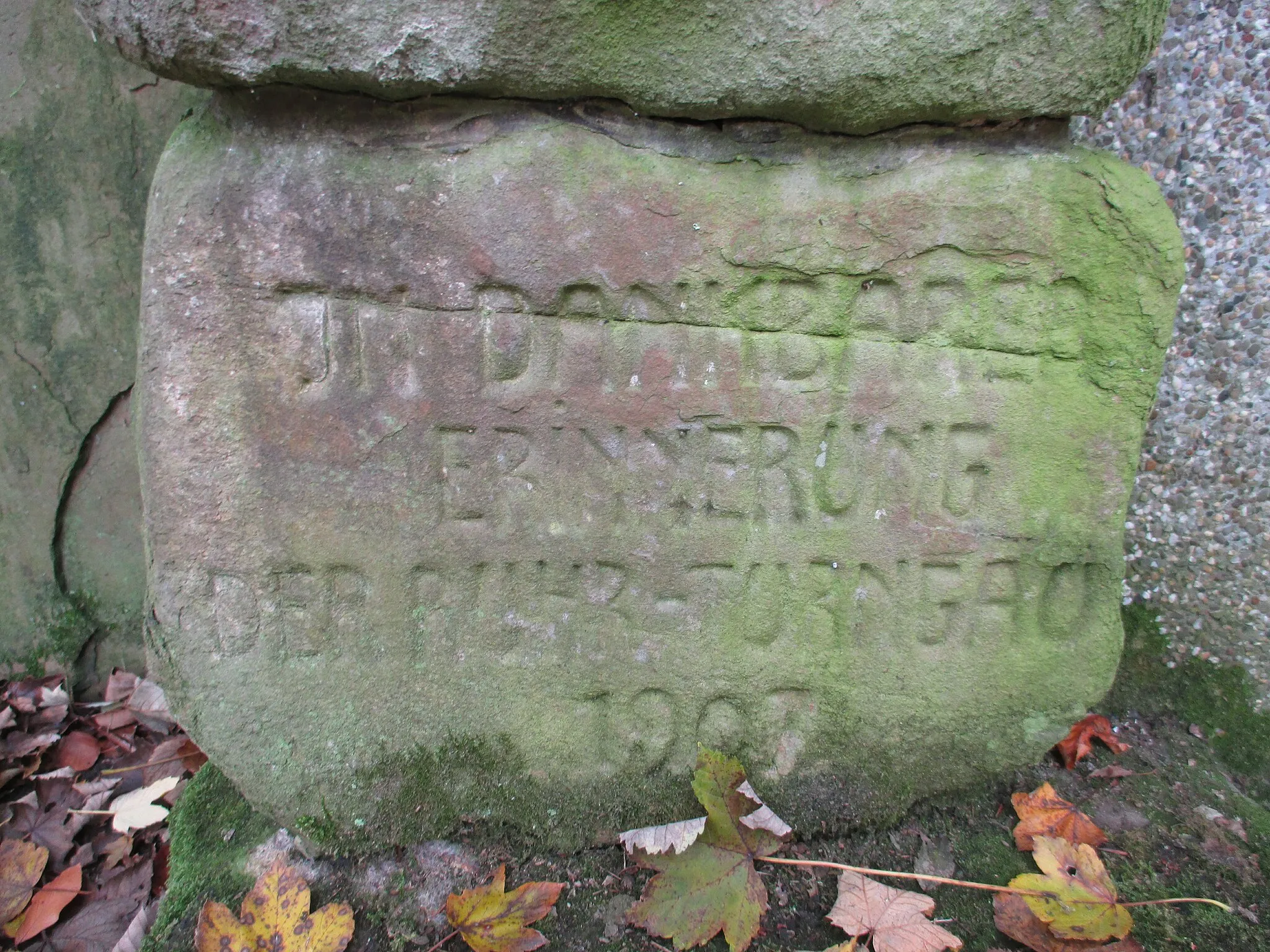 Photo showing: Dietrich Henning war von 1893-1900 Gauturnwart und organisierte die Sportfeste am Wasserturm Kaiserberg. Das Denkmal wurde 1907 errichtet.