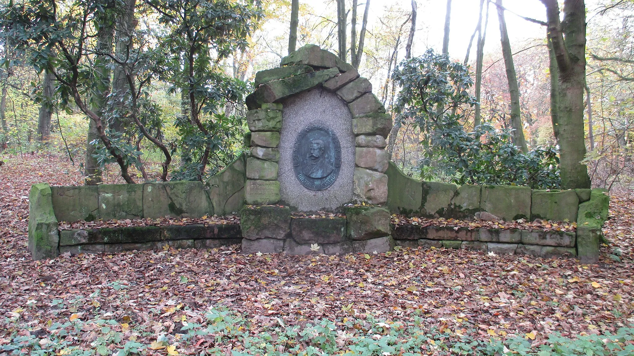 Photo showing: Dietrich Henning war von 1893-1900 Gauturnwart und organisierte die Sportfeste am Wasserturm Kaiserberg. Das Denkmal wurde 1907 errichtet.