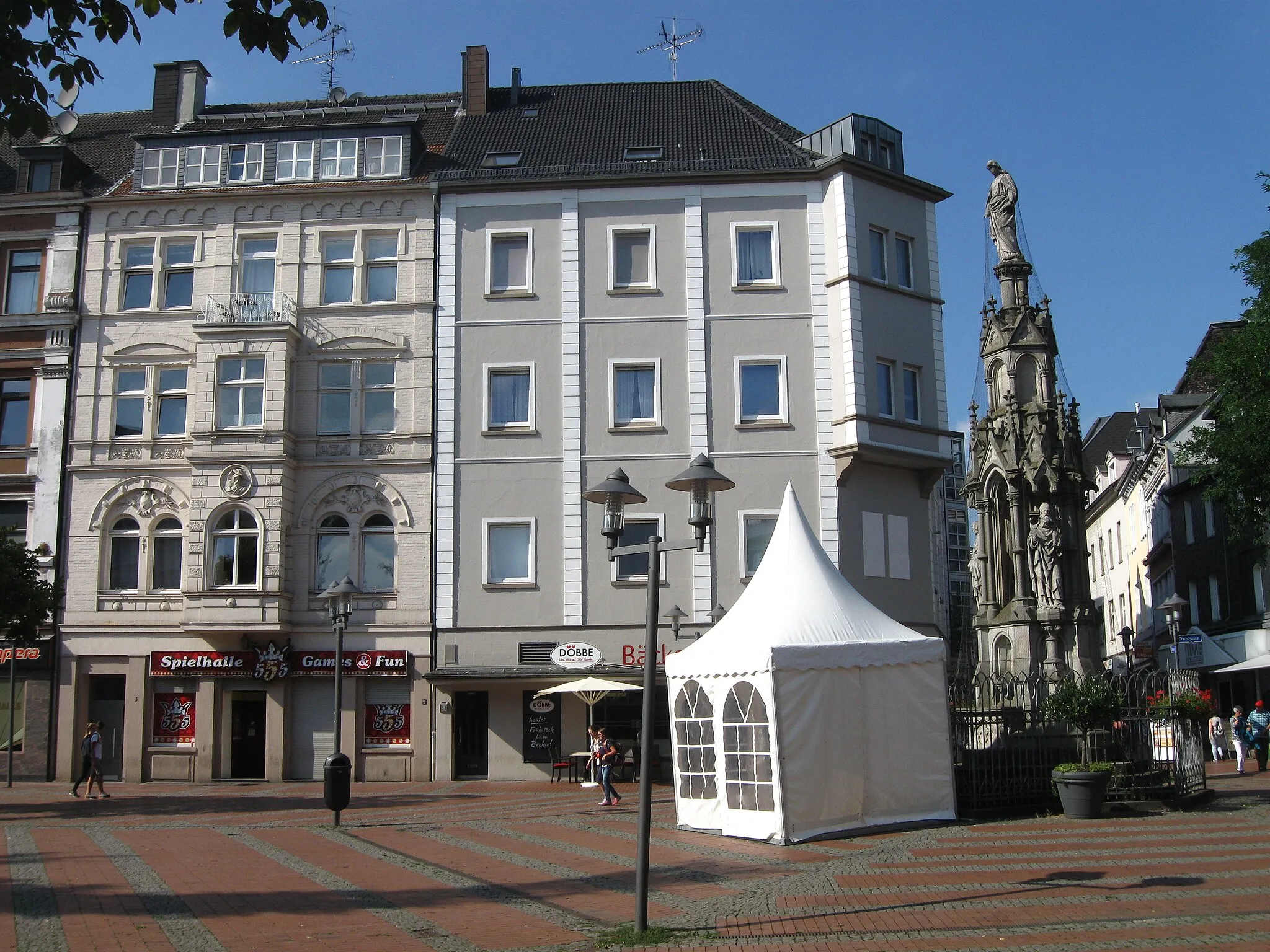Photo showing: Grendplatz in Essen-Steele, Blick vom Eingangsbereich des Amtsgerichts, an der Mariensäule ein weißes Info-Zelt.