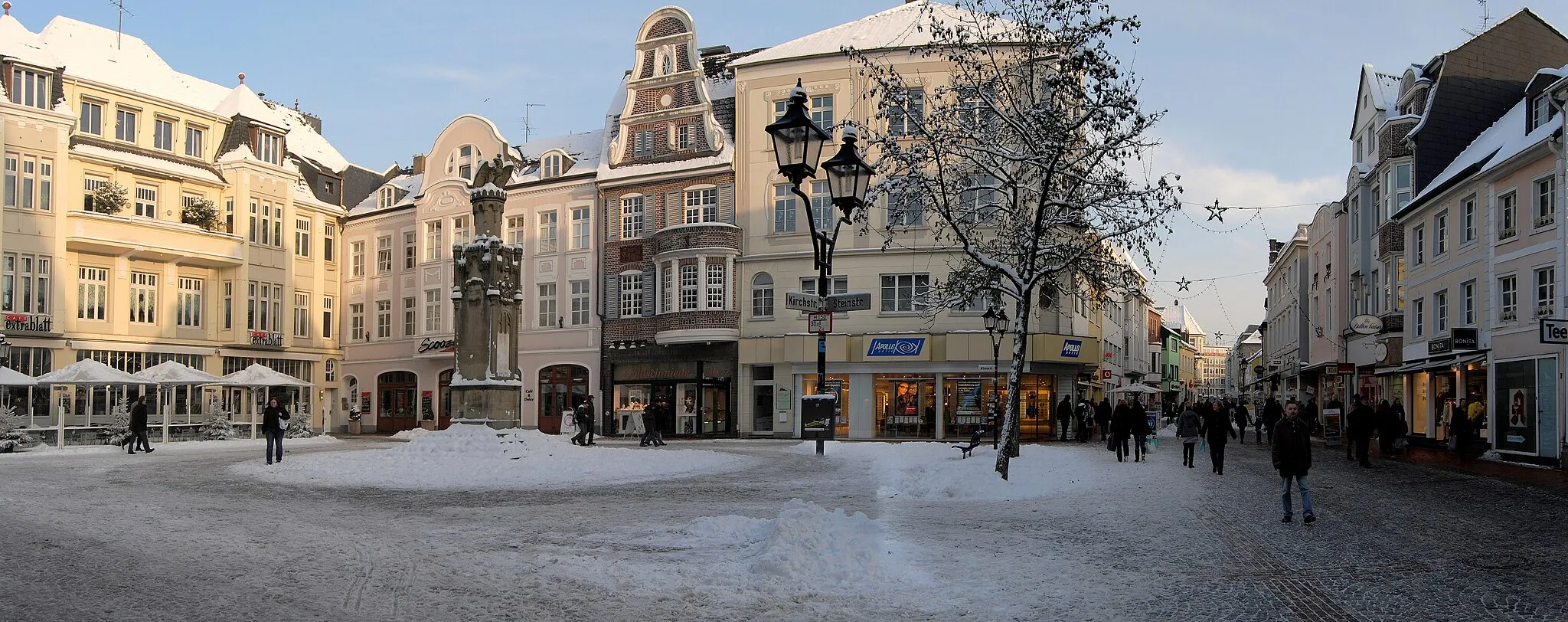 Photo showing: Panoramablick von Nordwesten auf den Moerser Altmarkt an einem winterlichen Dezember-Nachmittag
