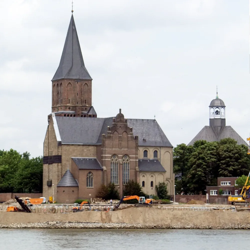 Photo showing: Kirche St. Martini, Emmerich am Rhein. Ansicht Rheinseite. Rechts im Hintergrund: Christuskirche