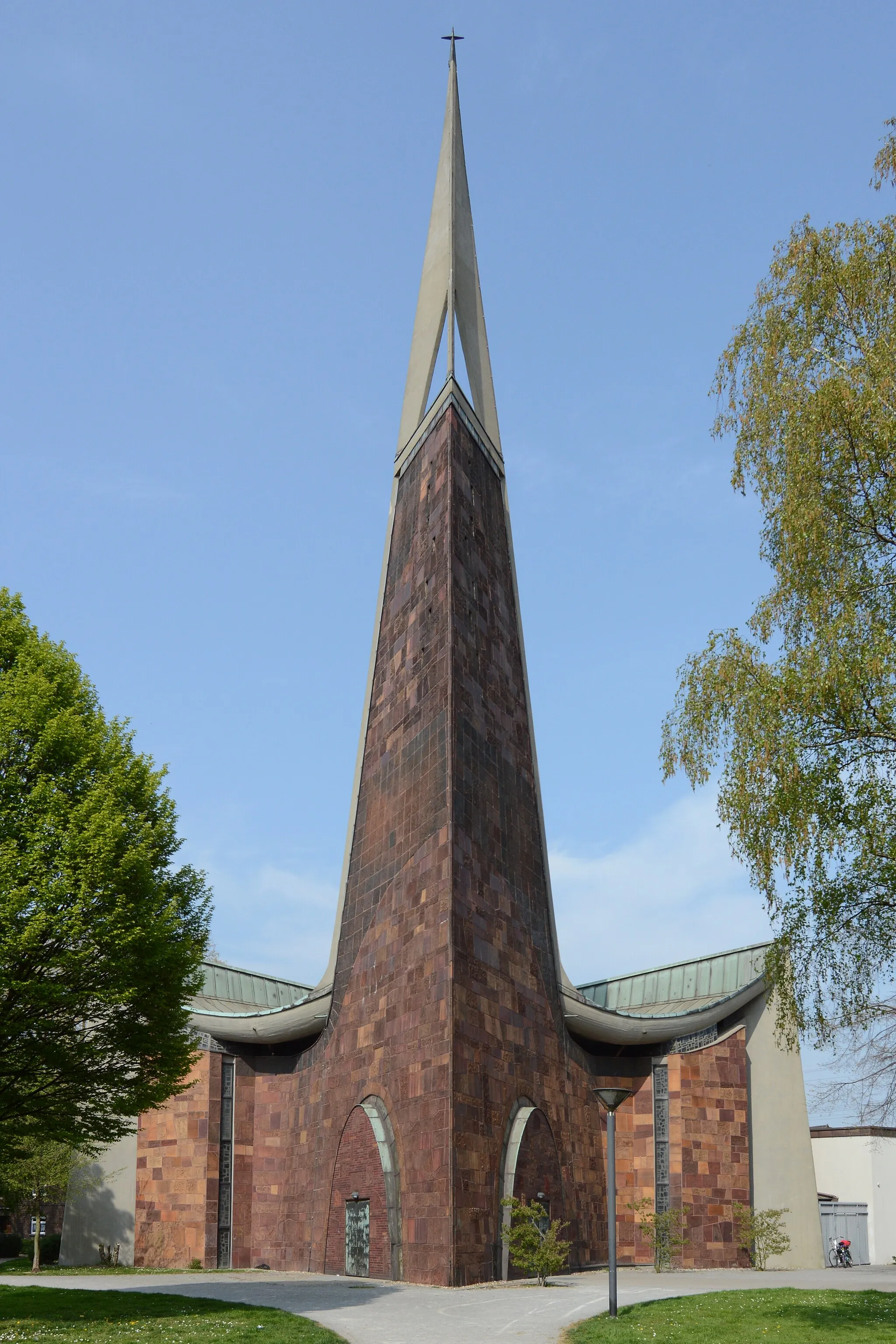 Photo showing: Katholische Kirche St. Juliana, Duisburg-Wehofen, Unter den Kastanien 32.