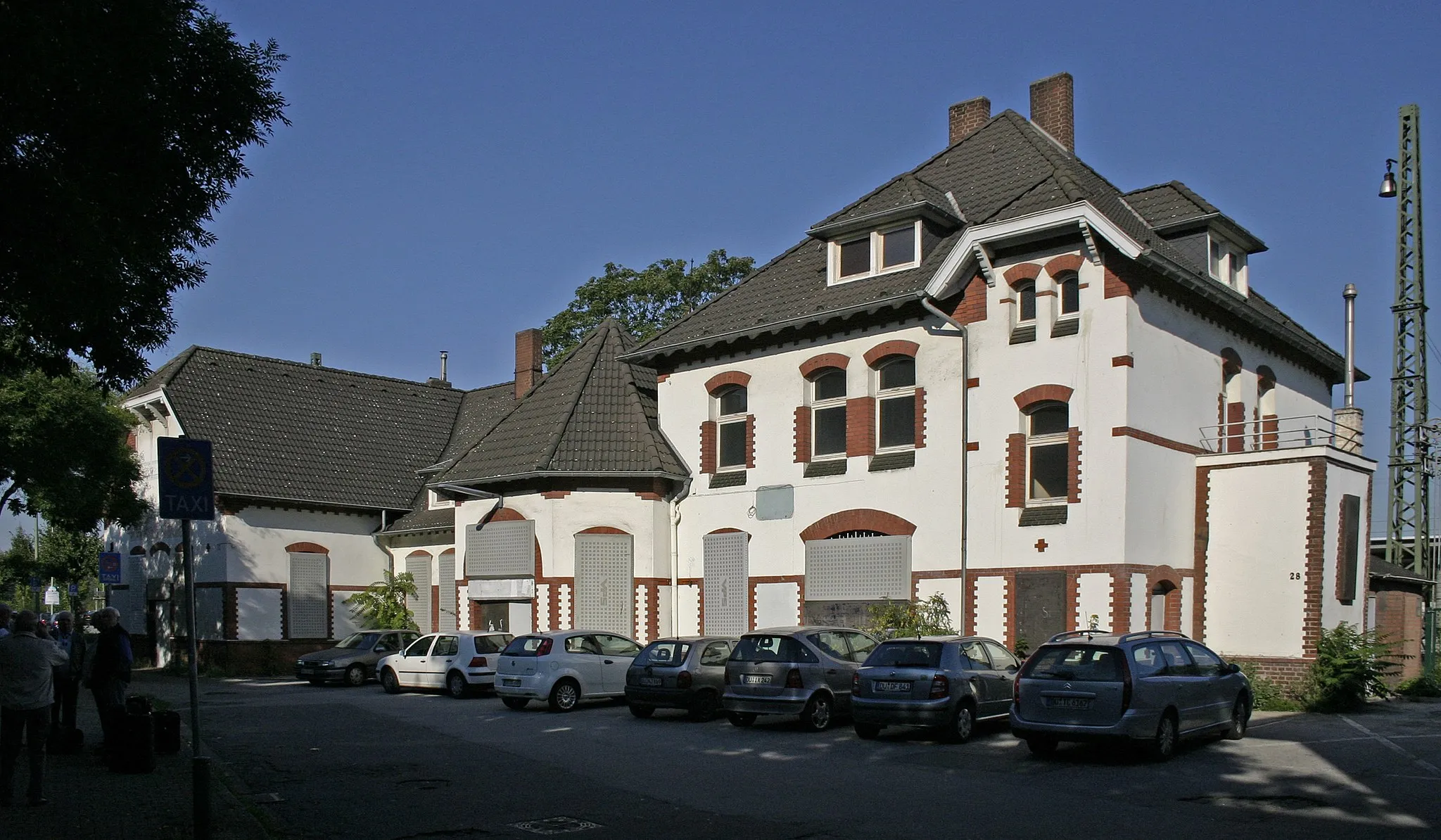 Photo showing: Bf Rheinhausen: Empfangsgebäude Straßenseite.