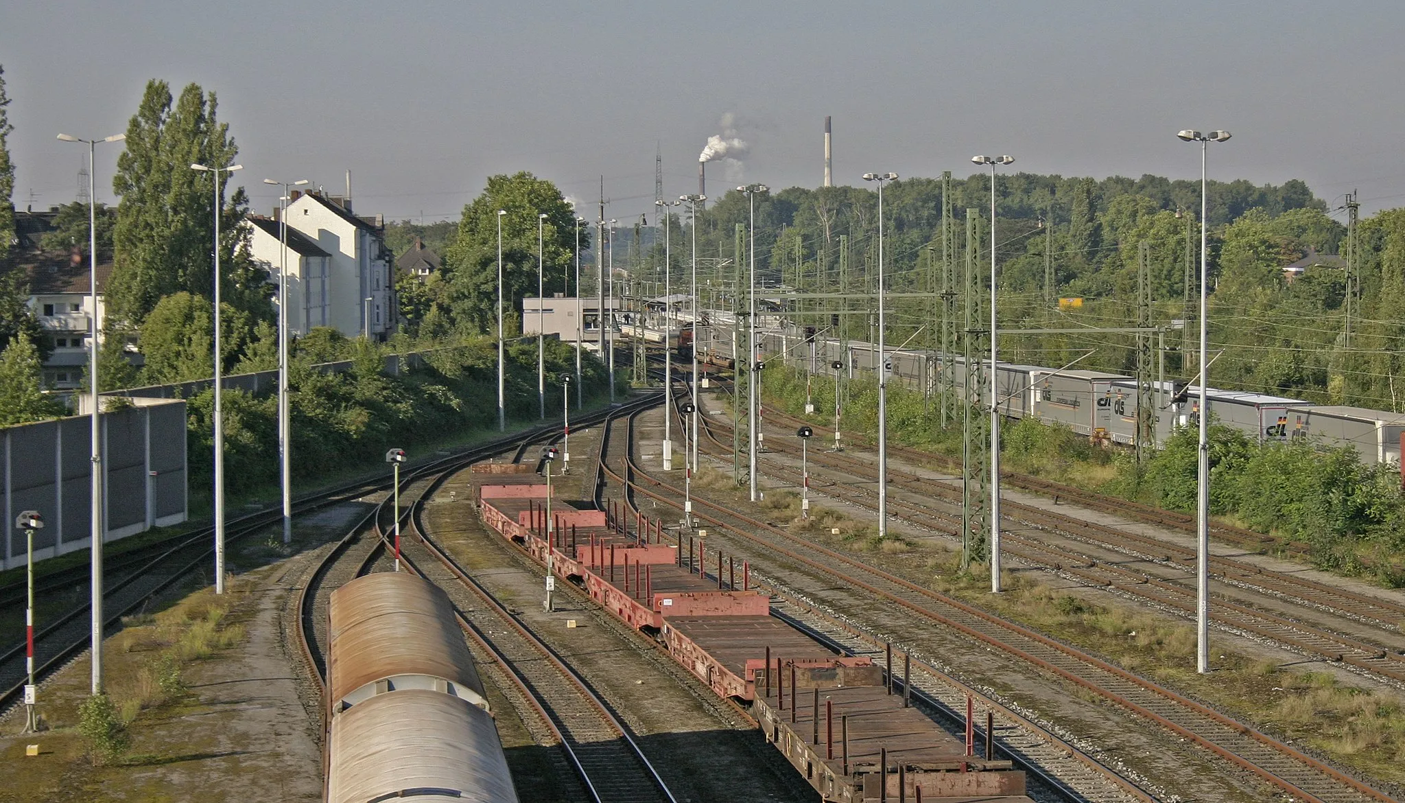 Photo showing: Bf Rheinhausen: Blick von der Friedrich-Ebert-Straße auf den Güterbahnhof und die Anlagen des Personenbahnhofs im Hintergrund. Mittig im Bild steht das Stellwerk Rf.