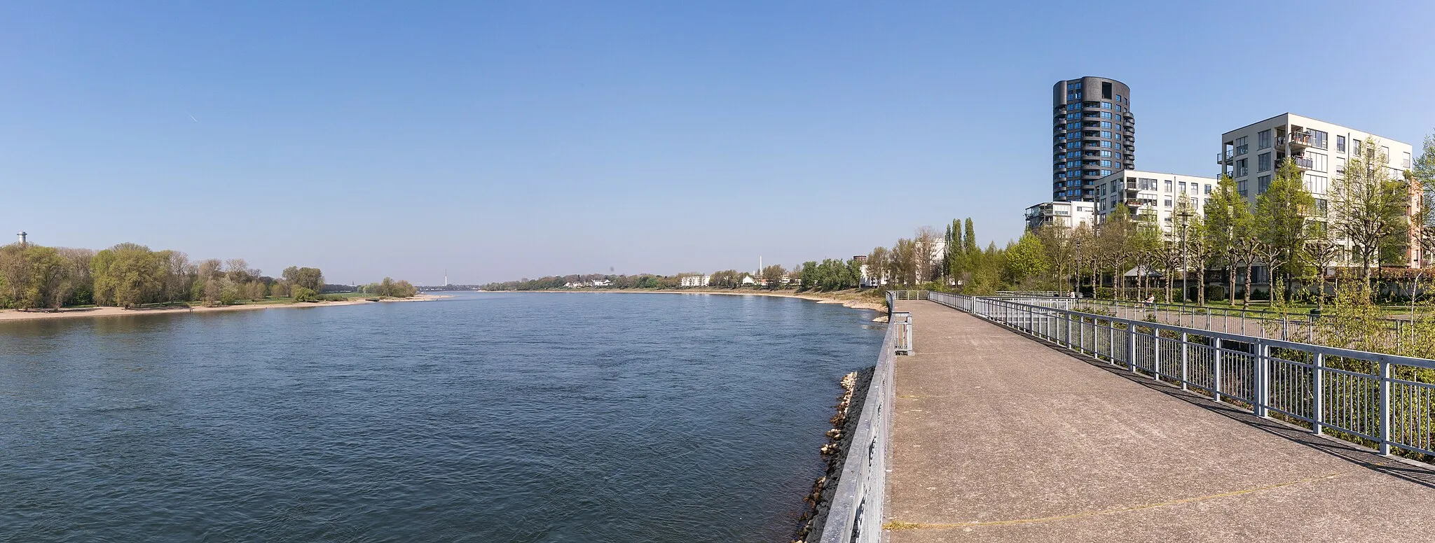 Photo showing: Schlackenbergwerft, Köln-Mülheim. Am Horizont rechts das Wohnhochhaus Opal