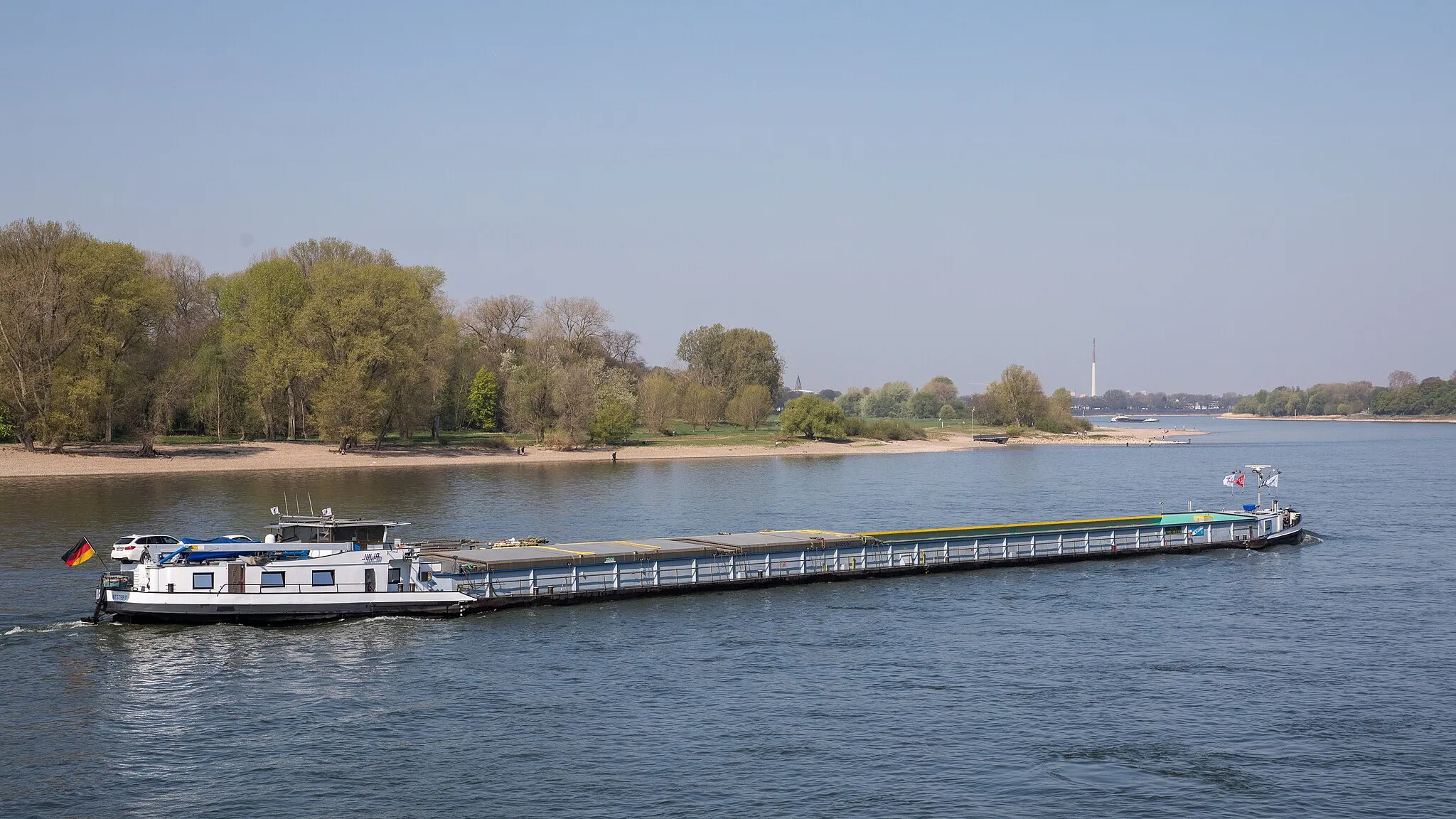 Photo showing: Motorfrachtschiff Julia - ENI 04001050 - auf dem Rhein in Höhe von Köln-Stammheim