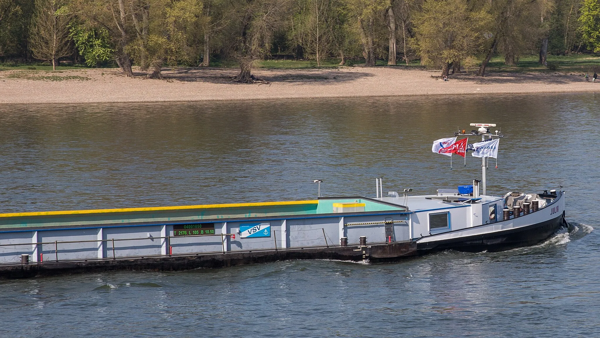 Photo showing: Motorfrachtschiff Julia - ENI 04001050 - auf dem Rhein in Höhe von Köln-Stammheim