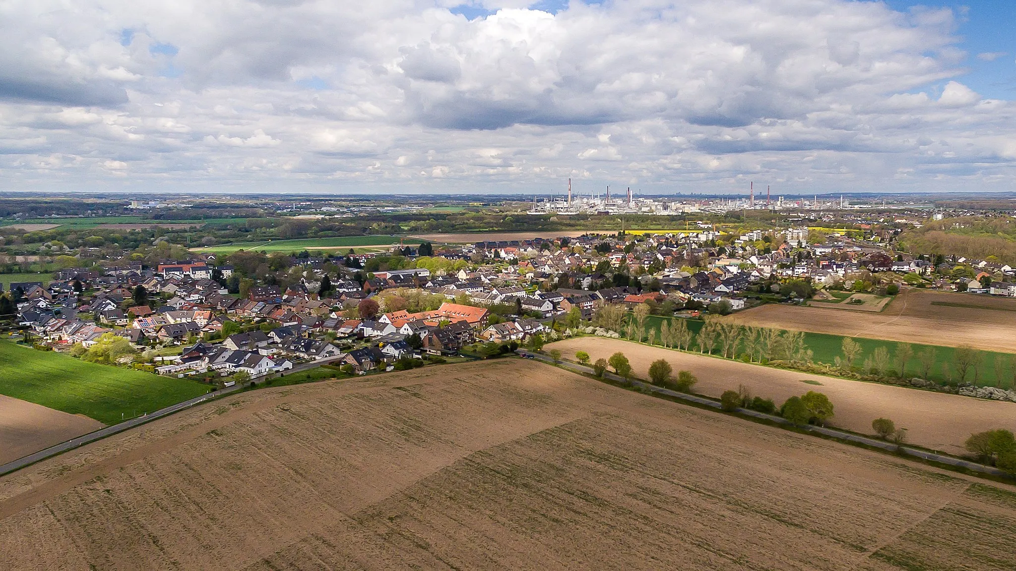 Photo showing: Luftaufnahme Köln-Roggendorf/Thenhoven. Im Hintergrund der Chempark Dormagen