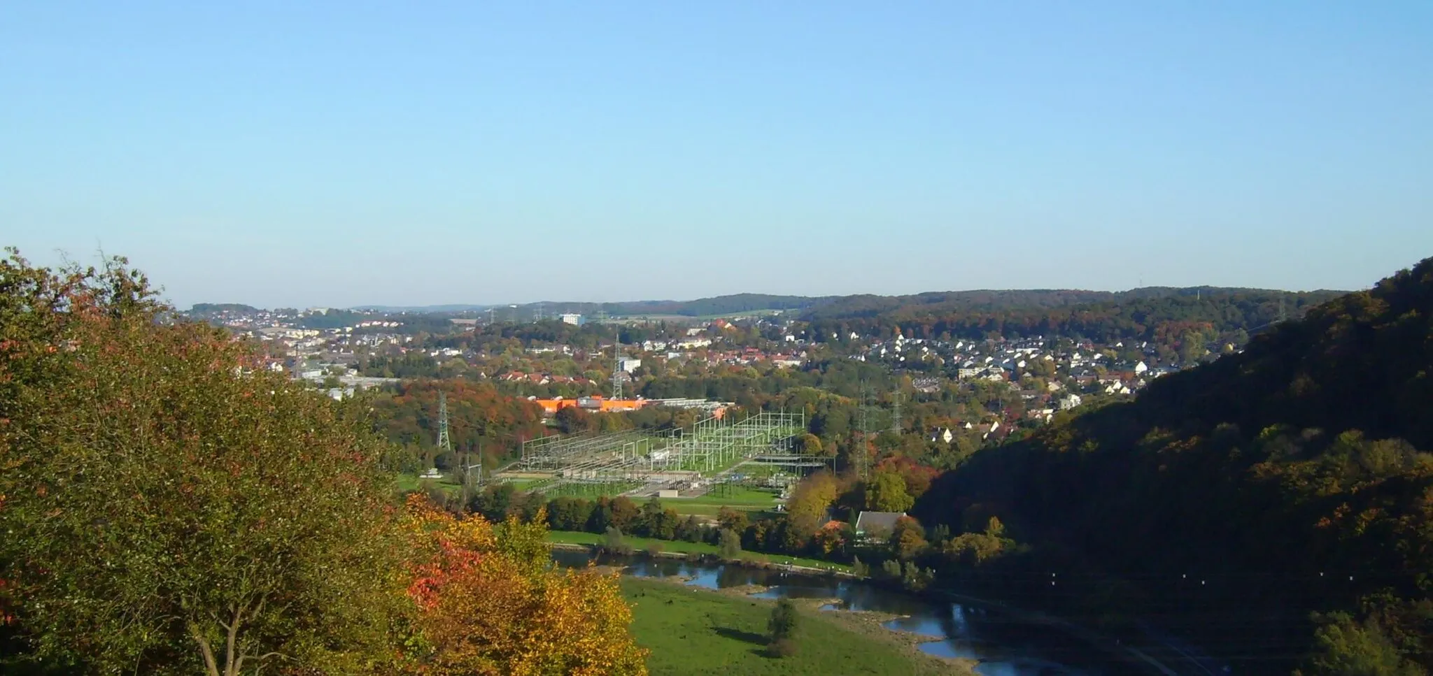 Photo showing: Hattingen von der Isenburg aus gesehen, Ruhraue im Vordergrund, hinten Umspannwerk Hattingen