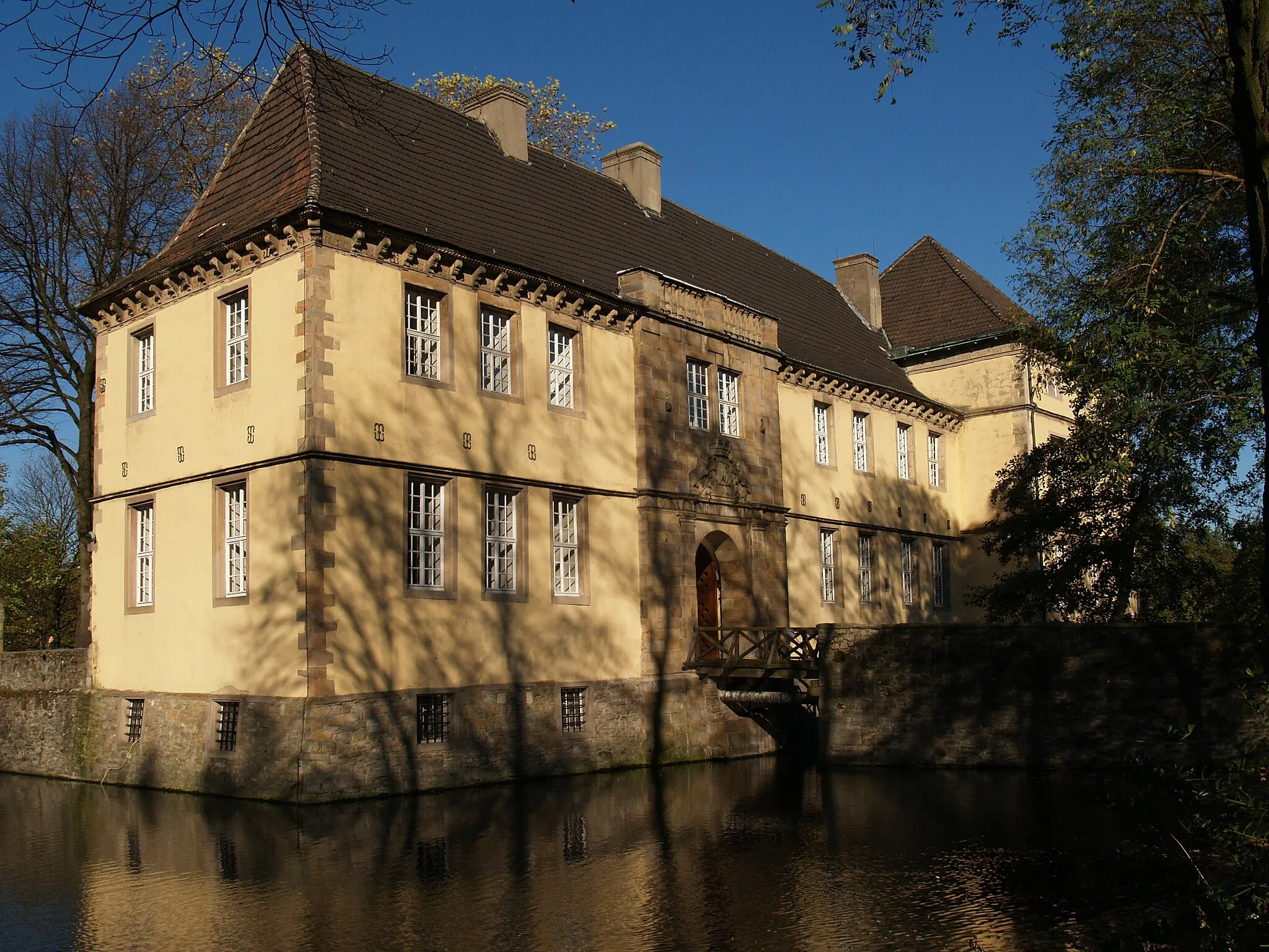 Photo showing: Schloss Strünkede, Ansicht von Südwest mit Brücke über die Gräfte und Tor zum Schlosshof