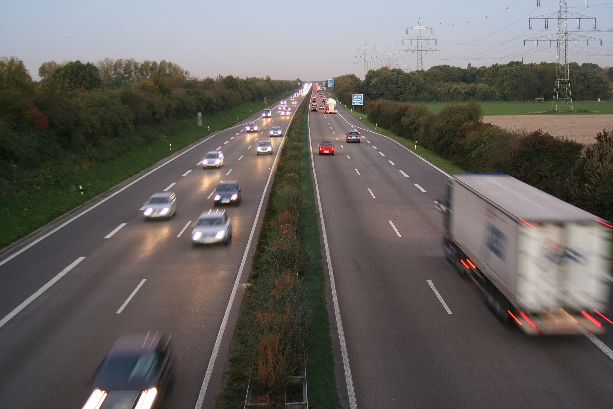 Photo showing: Autobahn A44 zwischen Willich (links) und Krefeld (rechts); rechts Freileitung (Bl. 2388, 220/110 kV)
Sonstiges: gemeinfreie Lizenz, da die Rechte bei mir liegen.