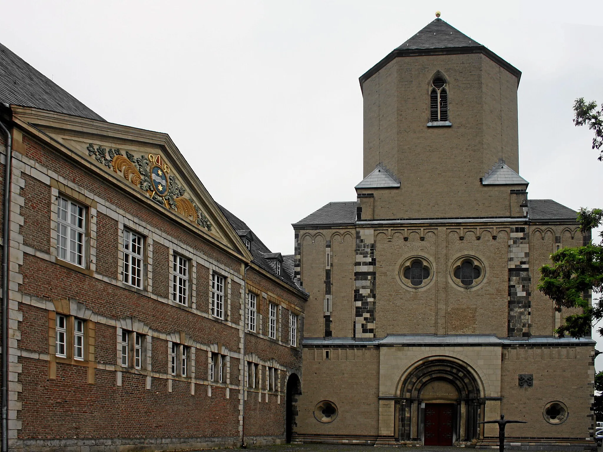 Photo showing: Mönchengladbach, Germany. Roman-catholic church St. Vitus, exterior view from East, and south-wing of the former abbey buildings (today: town hall).