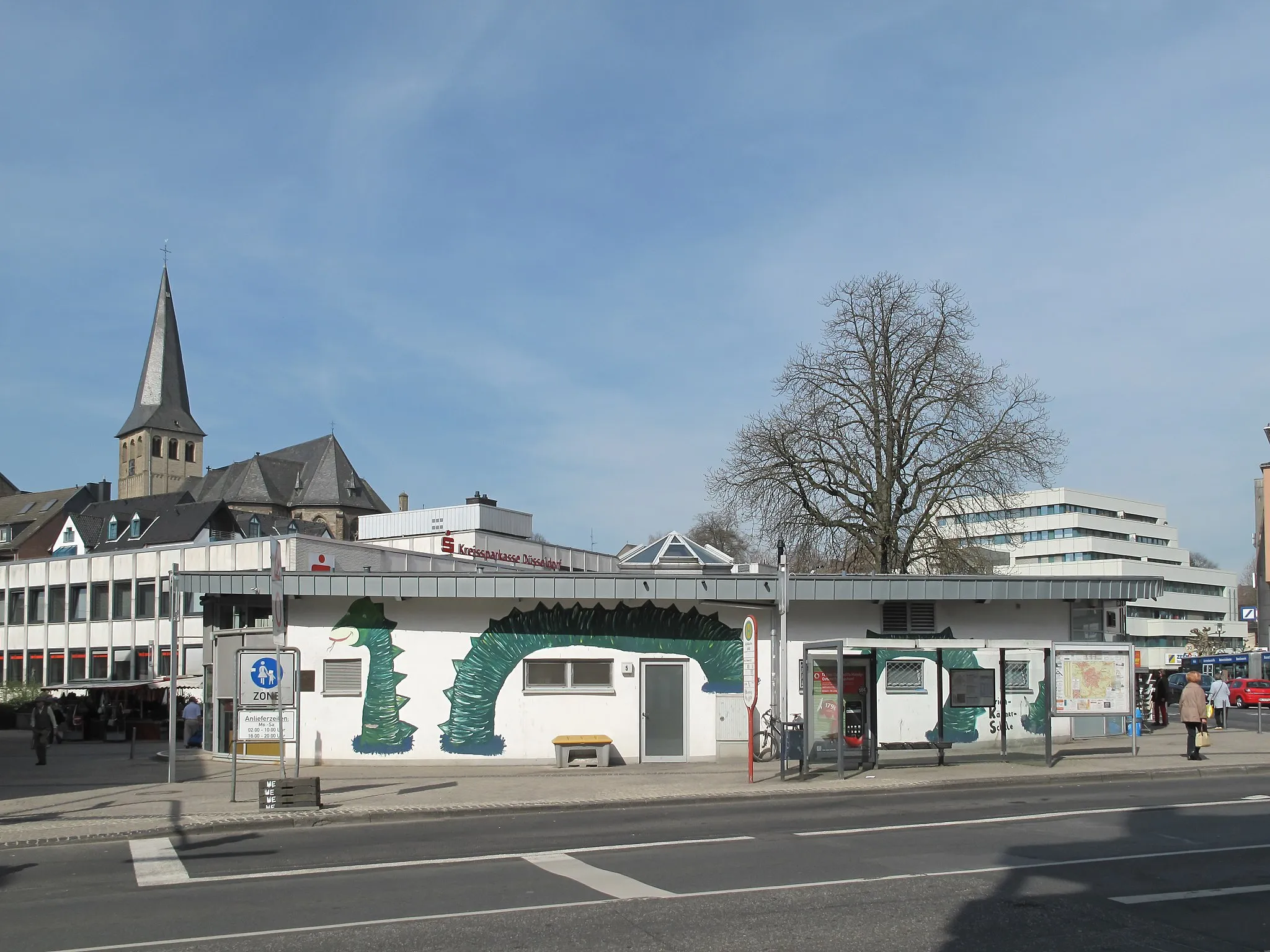 Photo showing: Mettman, a street (Johannes-Flintrop-Straße) with churchtower of St. Lambertus in the background