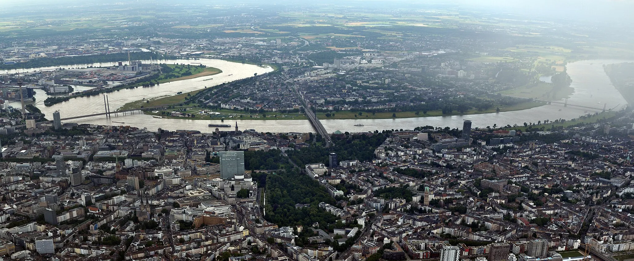 Photo showing: Panoramaaufnahme von Düsseldorf. 2016
Aufgenommen aus ca. 600m Höhe über Grund.

Sicht nach Westen.