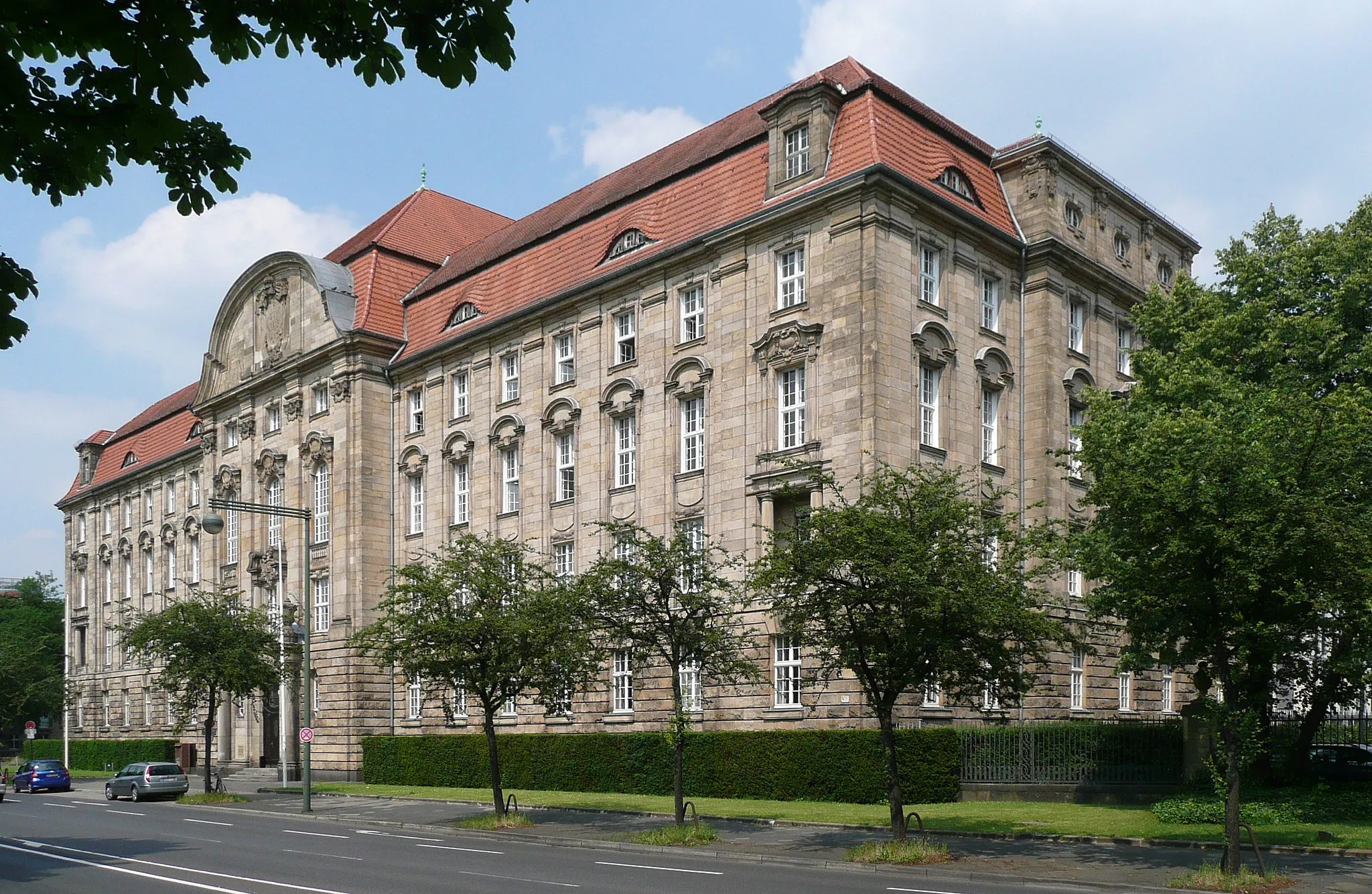 Photo showing: Hauptgebäude des Oberlandesgerichts Düsseldorf; Düsseldorf-Pempelfort, Cecilienallee 3 / Klever Straße; erbaut 1908-1910, seit 1984 unter Denkmalschutz