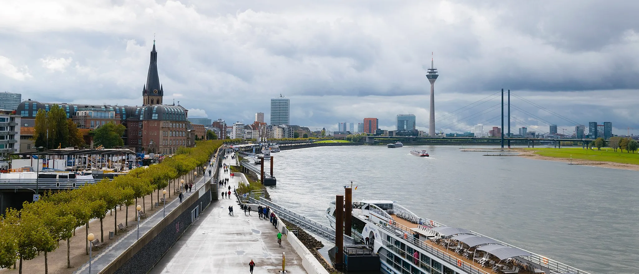 Photo showing: Panorama of the city of Duesseldorf.