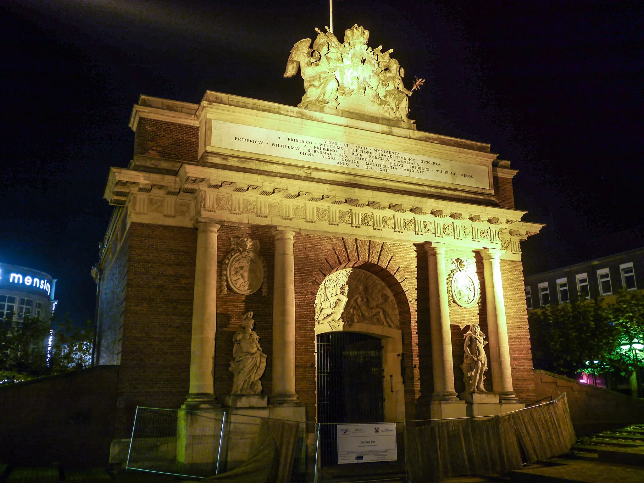 Photo showing: Berliner Tor Wesel bei Nacht