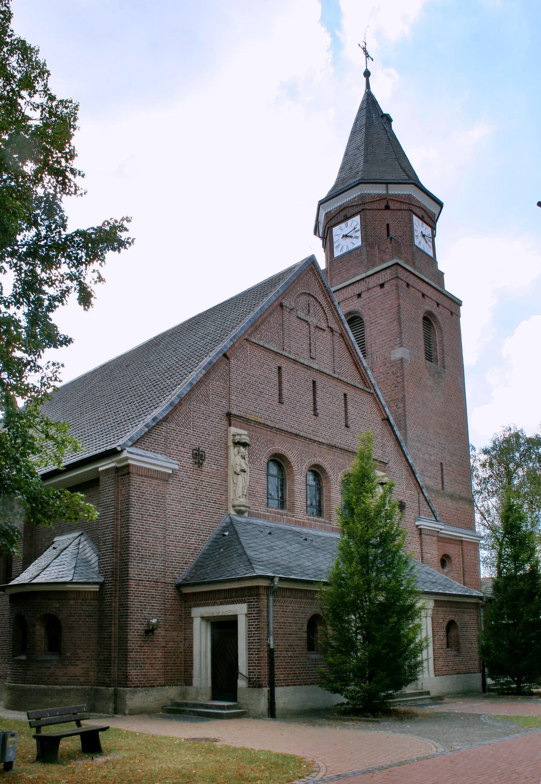 Photo showing: Katholische Kirche St. Quirinus Twisteden in Kevelaer-Twisteden, Dorfstraße.