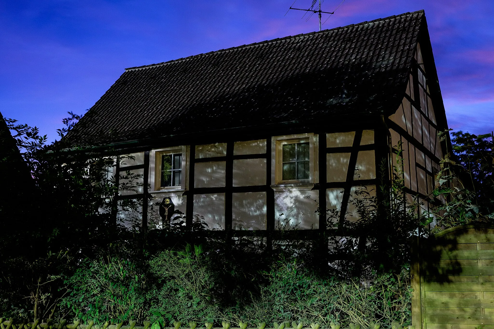 Photo showing: Leverkusen Alkenrath, Monument 89, Cross from the beginning of the 17th century on a half-timbered house,
Schlebuschrath 39/41