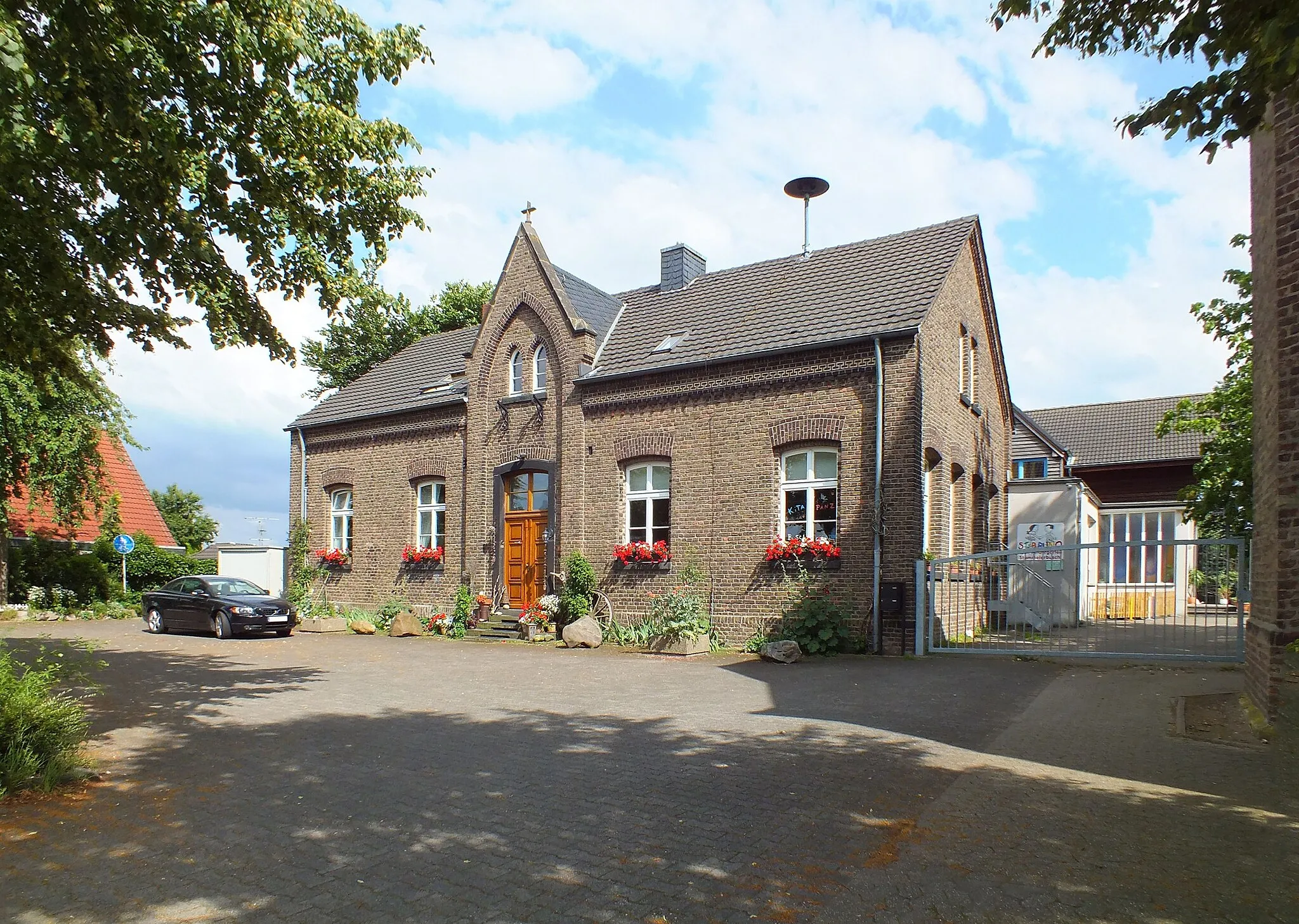 Photo showing: alte Schule von 1877