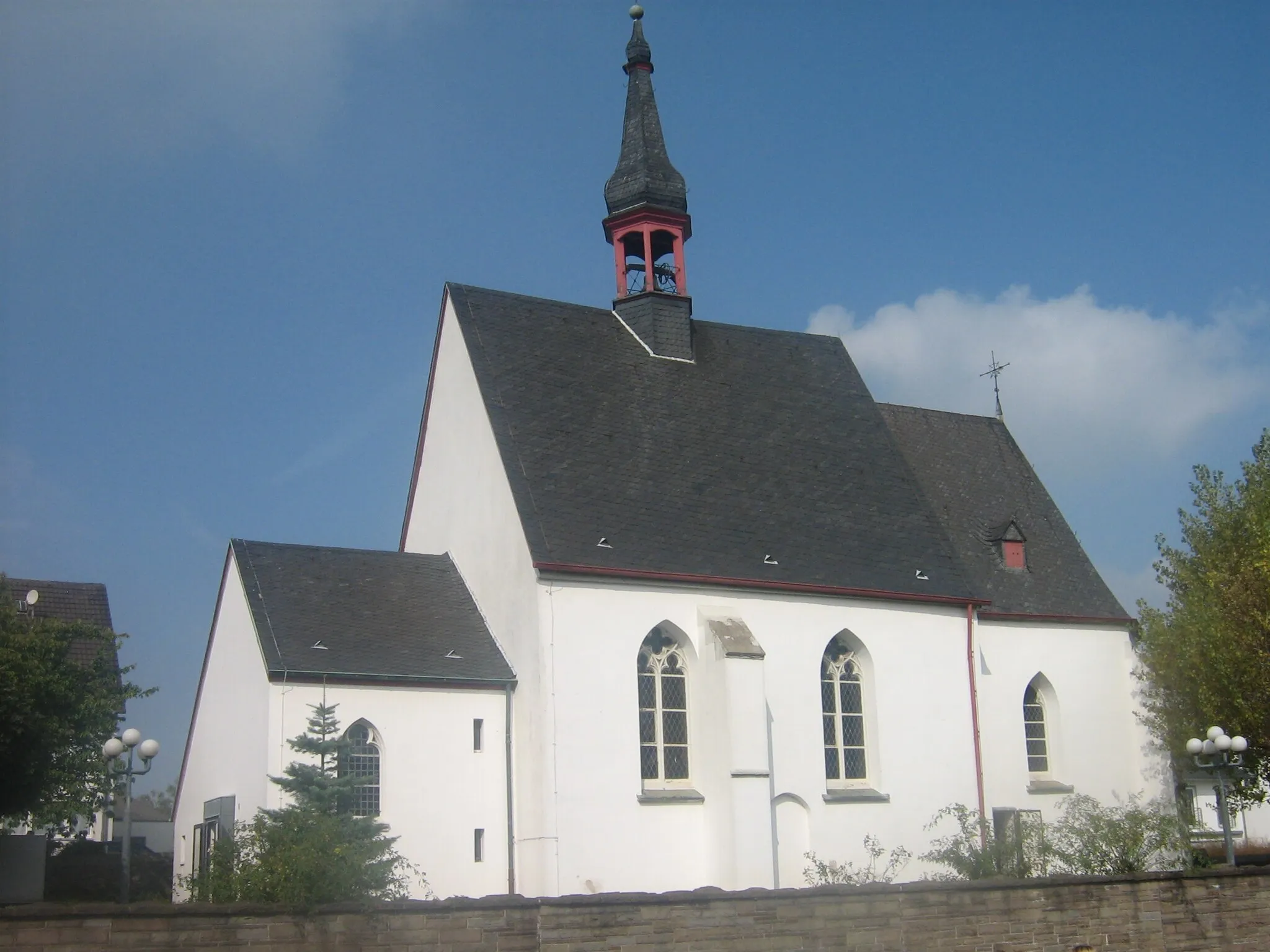 Photo showing: Evangelische Kirche in Tönisheide, Velbert, Ostansicht. Der rechte Teil des Gebäudes, der Kapellenchor, wurde gegen 1700 erbaut. Links der Vorbau mit Eingang und Sakristei wurde erst während der Restaurierung 1971-1974 angebaut.