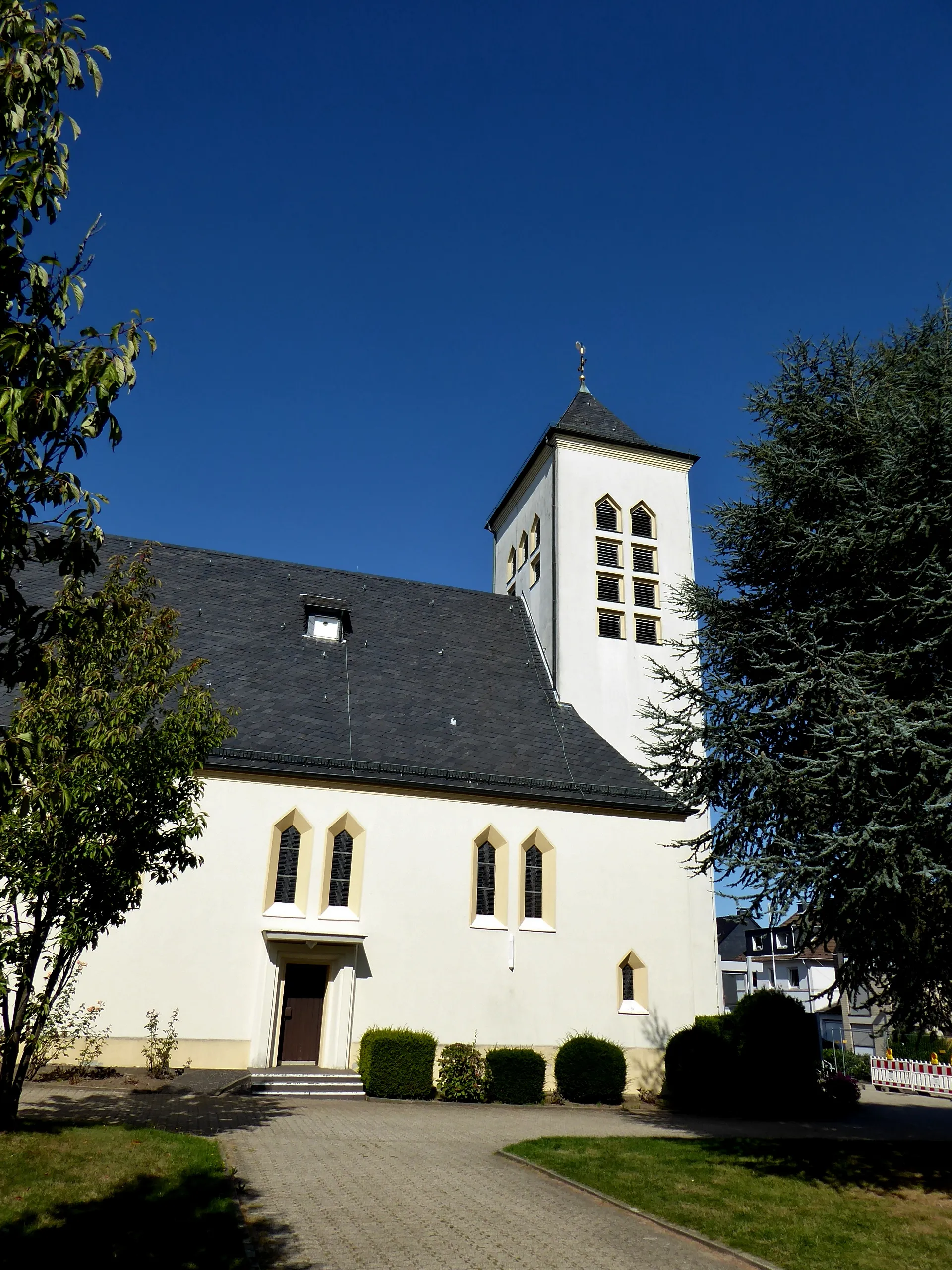 Photo showing: Pfarrkirche Sankt Antonius in Tönisheide