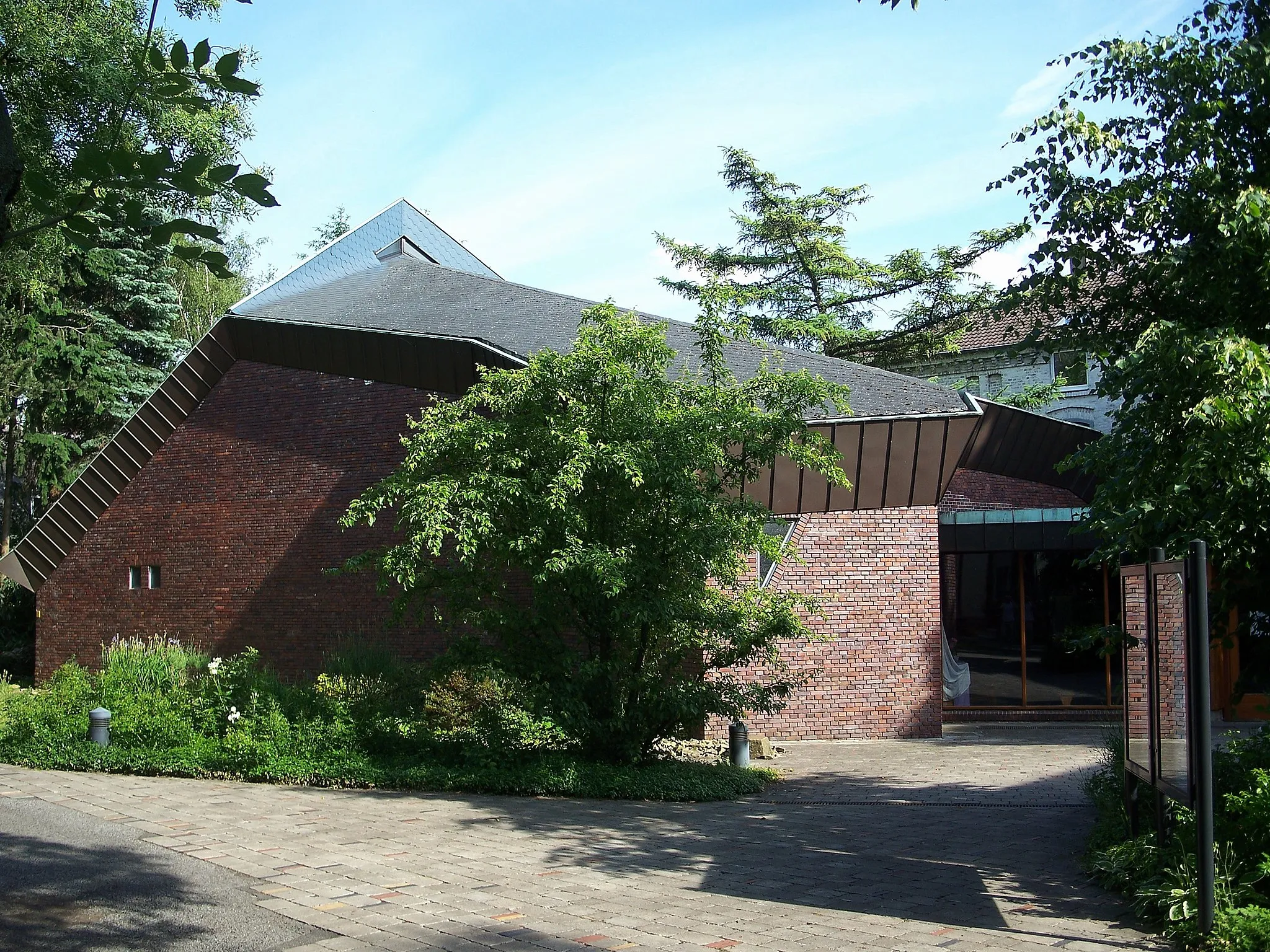 Photo showing: Kirche der Johannesgemeinde, entworfen von Hans Scharoun