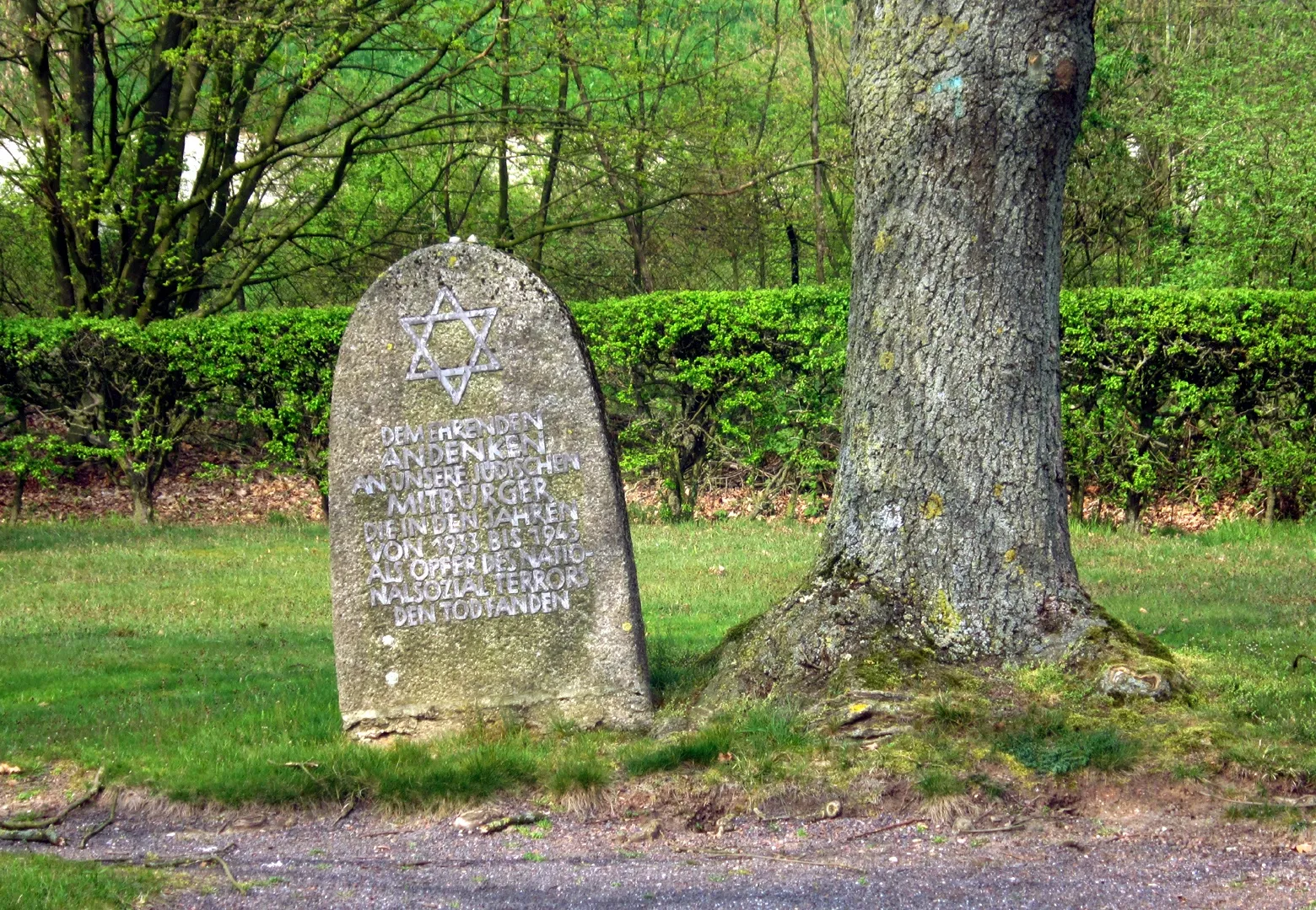 Photo showing: Der Gedenkstein auf dem Jüdischen Friedhof in Rheinberg-Winterswick (2014).