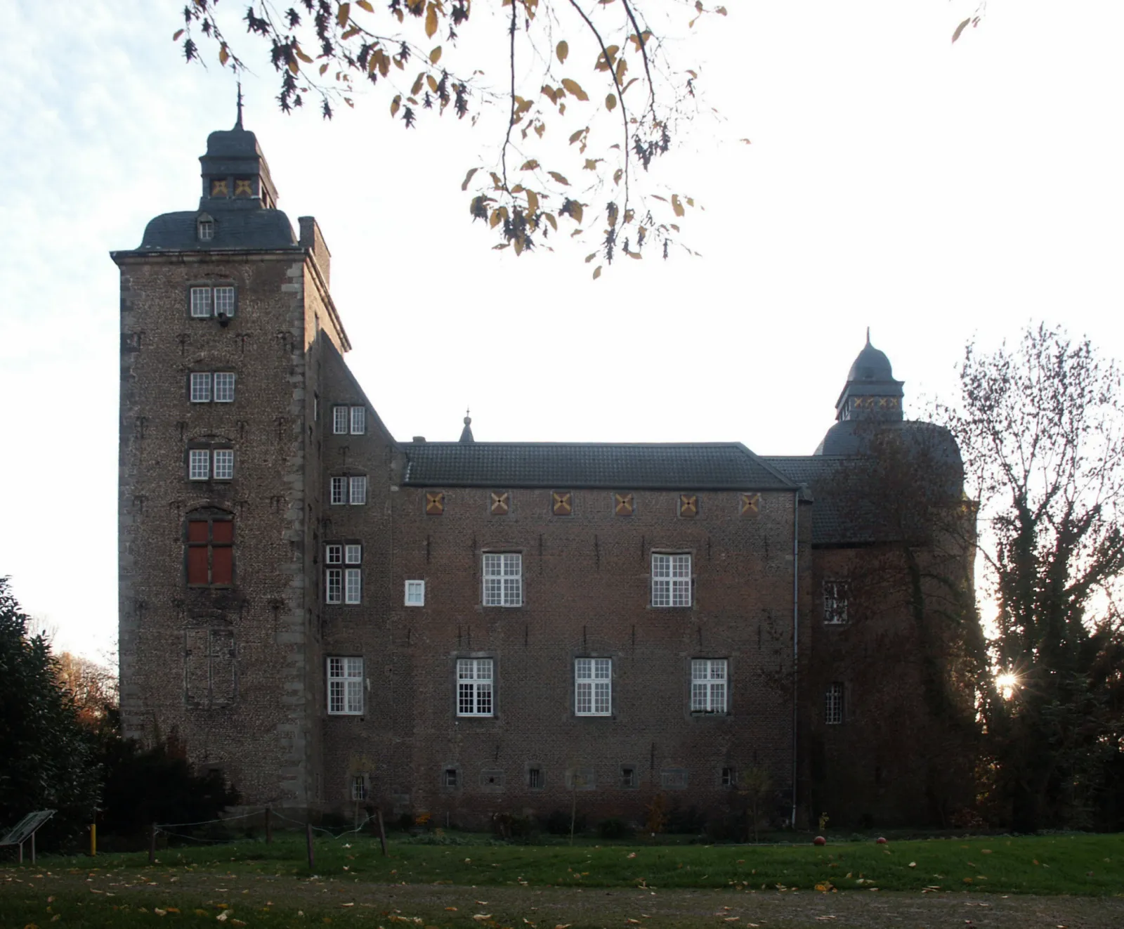 Photo showing: Main building of Schloss Myllendonk, north-eastern aspect