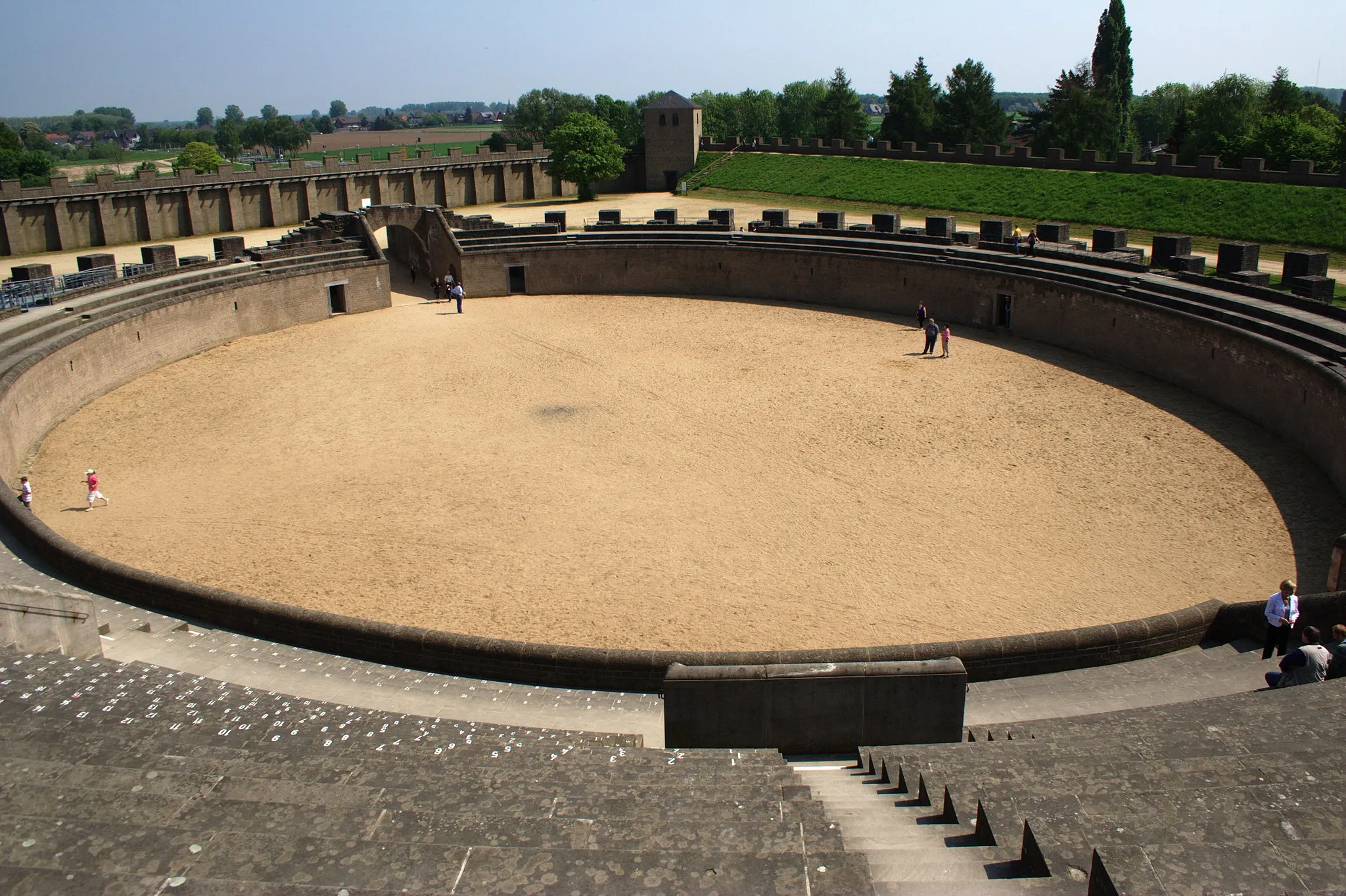 Photo showing: The reconstructed amphitheater in the archaeological park in Xanten (Germany, NRW).