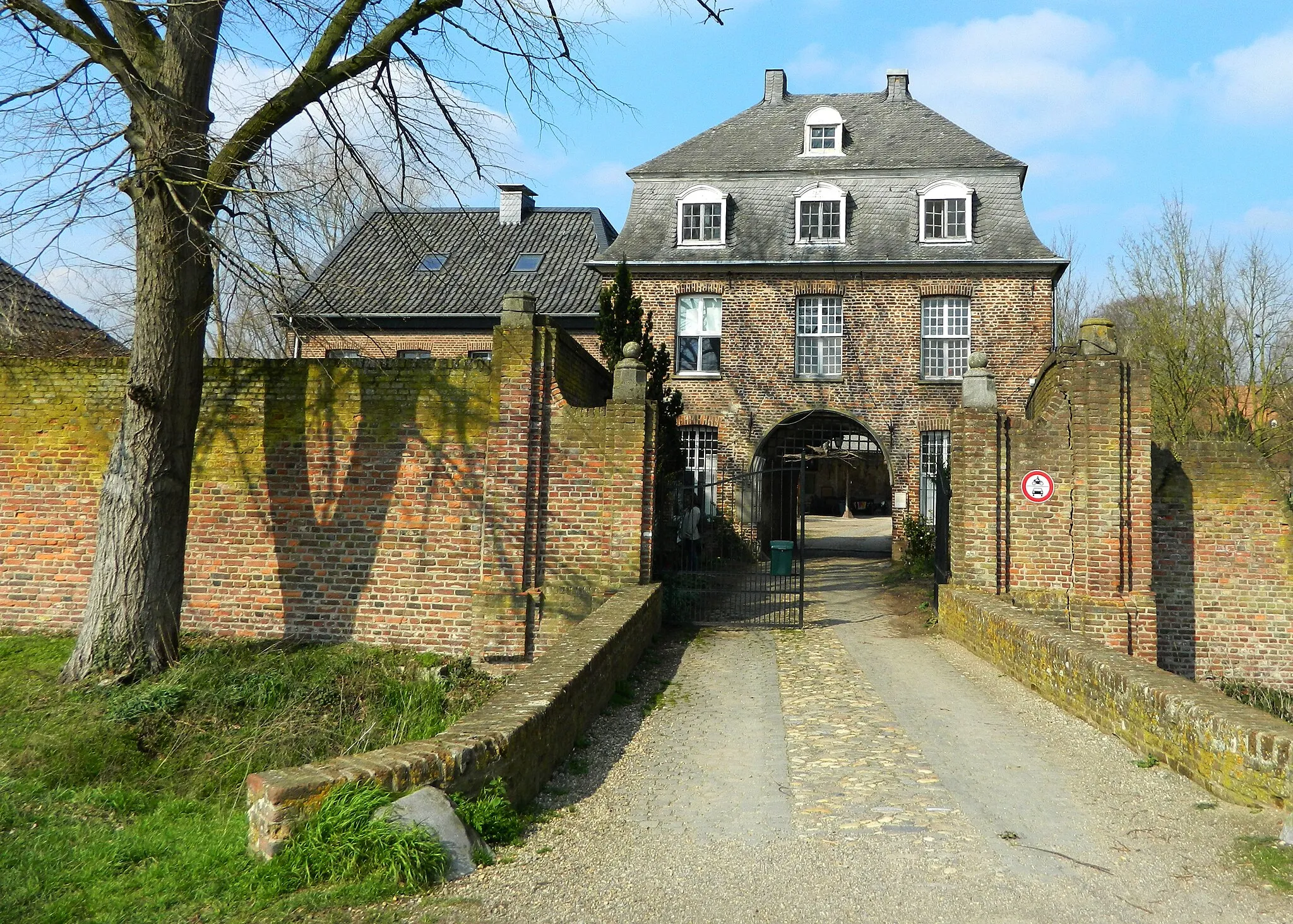 Photo showing: Eingang zum Kloster Graefenthal mit Torhaus von 1771