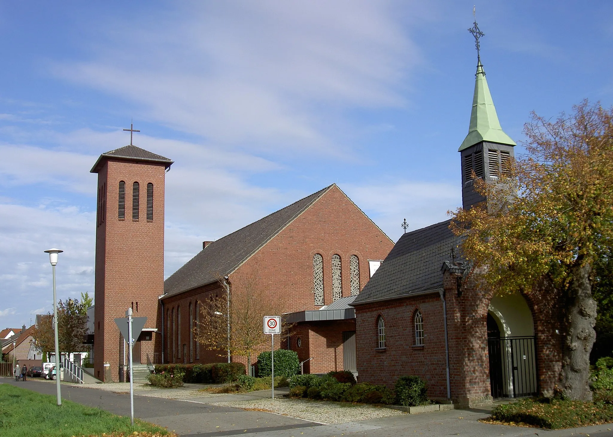 Photo showing: Ortszentrum Pesch mit Kapelle und Kirche St. Marien