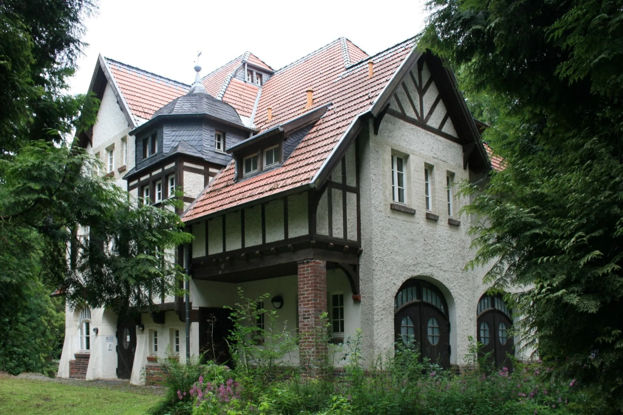 Photo showing: Remisen- und Stallgebäude mit Bediensteten-Wohnungen, sog. "Kutscherhaus", zur Städtischen Hardterwald-Klinik in Mönchengladbach-Hardt, Louise-Gueury-Straße 410; erbaut um 1903/1905; unter Denkmalschutz