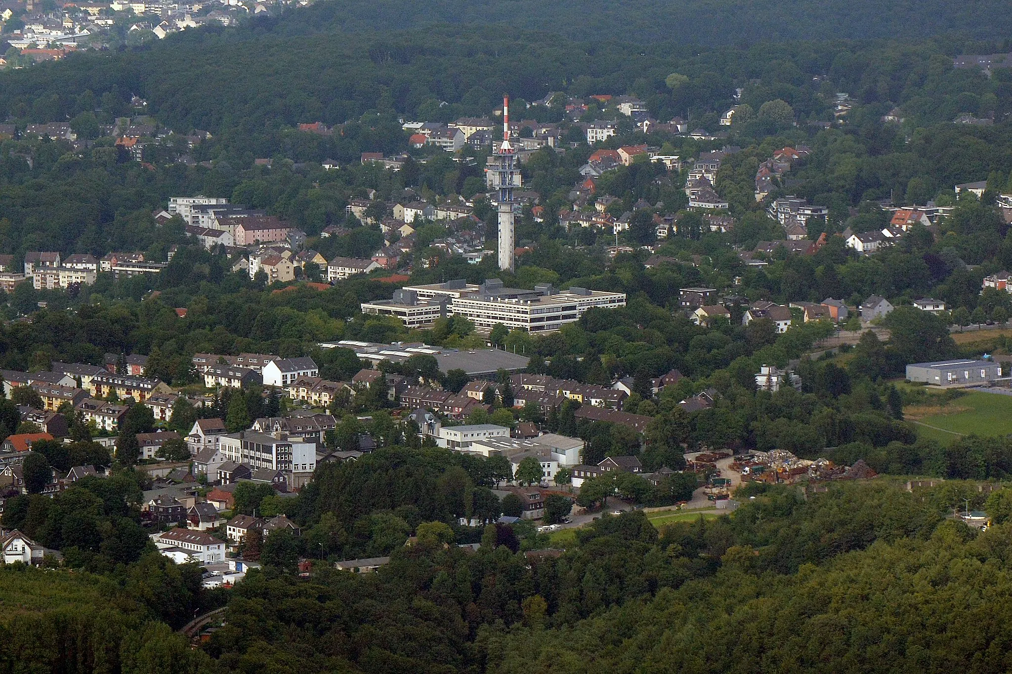 Photo showing: Wuppertal-Küllenhahn mit Schulzentrum Süd und Fernmeldeturm Wuppertal-Küllenhahn