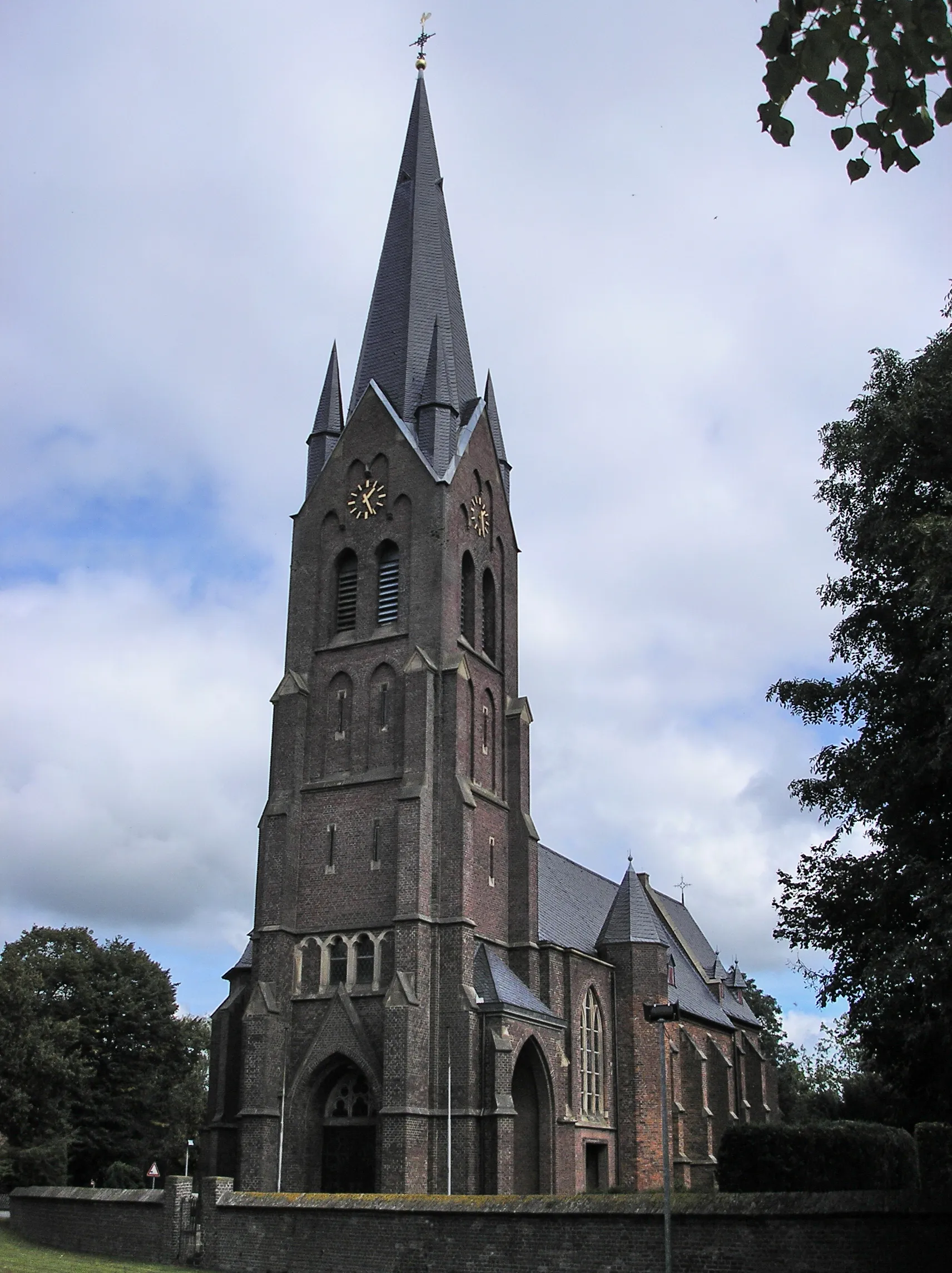 Photo showing: Die St. Hermes-Kirche in Kleve-Warbeyen