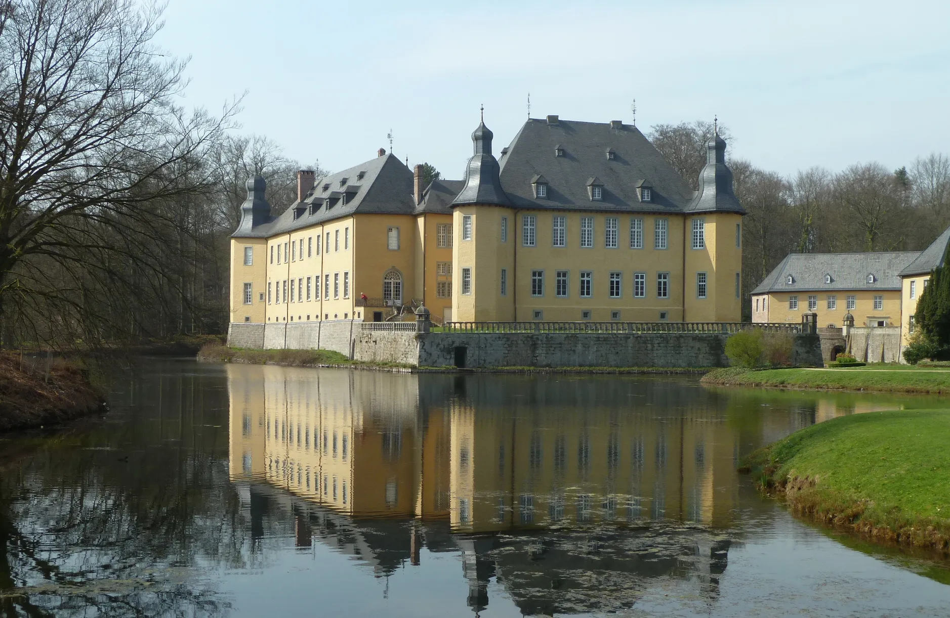 Photo showing: Schloss Dyck in Jüchen, Ansicht über den Schlossteich von der Barockbrücke aus